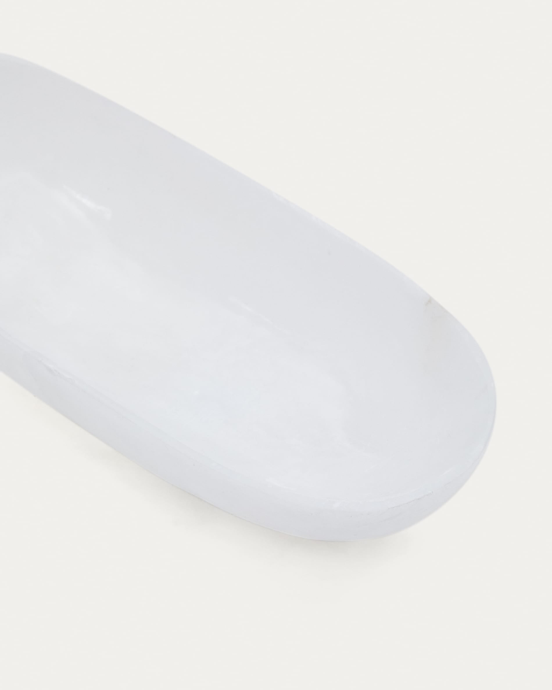 Tablett Eval aus weissem Alabaster in Weiss präsentiert im Onlineshop von KAQTU Design AG. Tablett ist von Kave Home