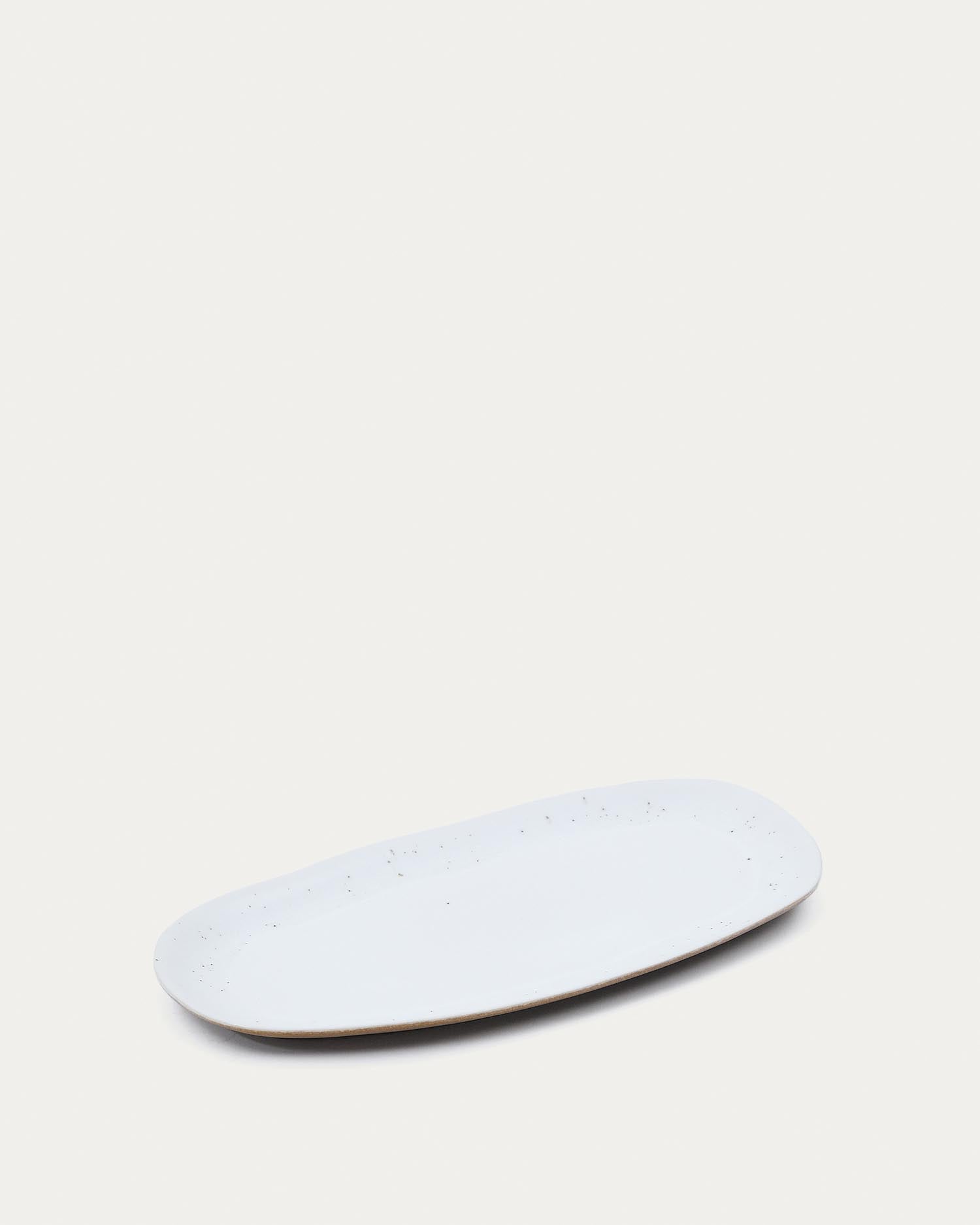 Eleganter, weisser Keramikteller von Kave Home. Hochwertig, langlebig, ideal für kreative Tischdekorationen.