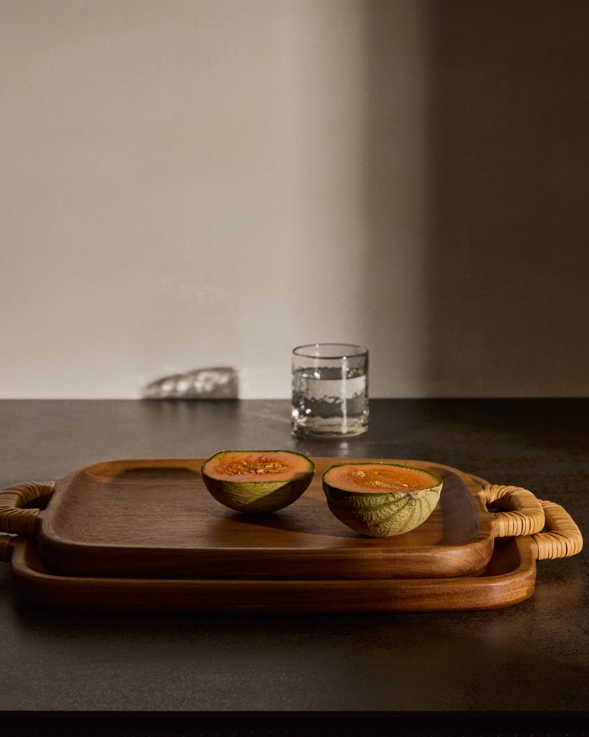Sardis Servierbrett klein aus FSC 100% Akazienholz und Rattan in Braun präsentiert im Onlineshop von KAQTU Design AG. Tablett ist von Kave Home