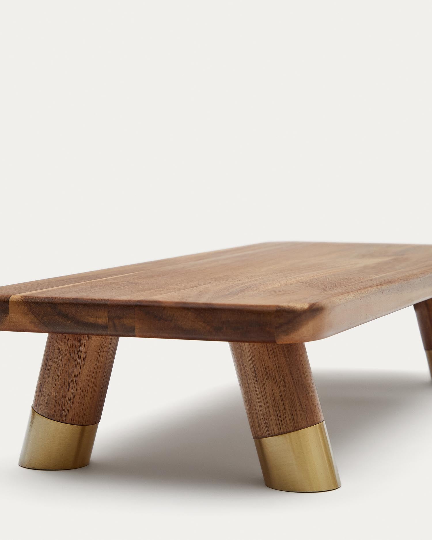 Das Sataya Servierbrett aus FSC-zertifiziertem Akazienholz von Kave Home ist ideal für stilvolles Servieren und nachhaltige Eleganz.