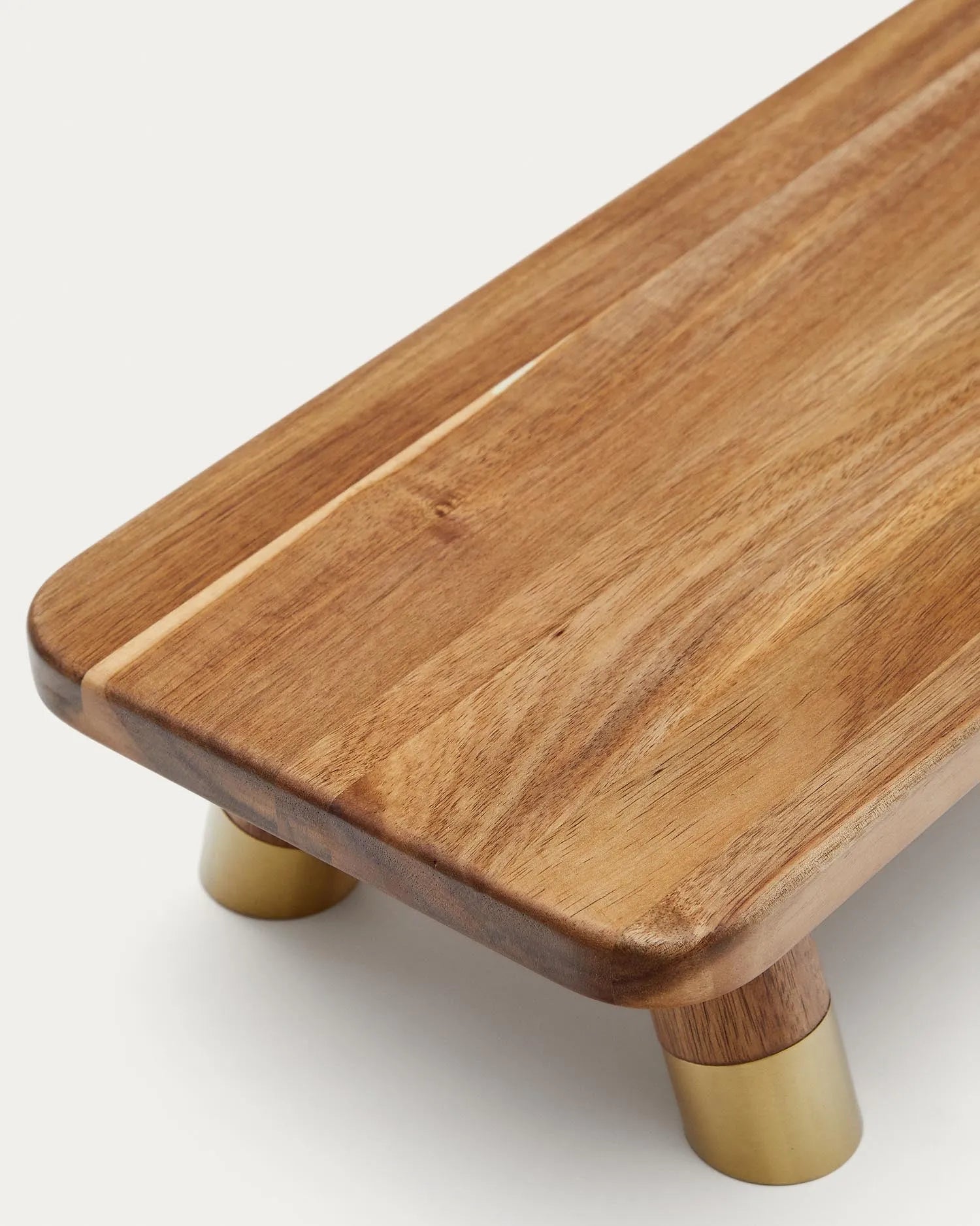 Das Sataya Servierbrett aus FSC-zertifiziertem Akazienholz von Kave Home bietet nachhaltige Qualität und stilvolles Design für Ihre Küche.