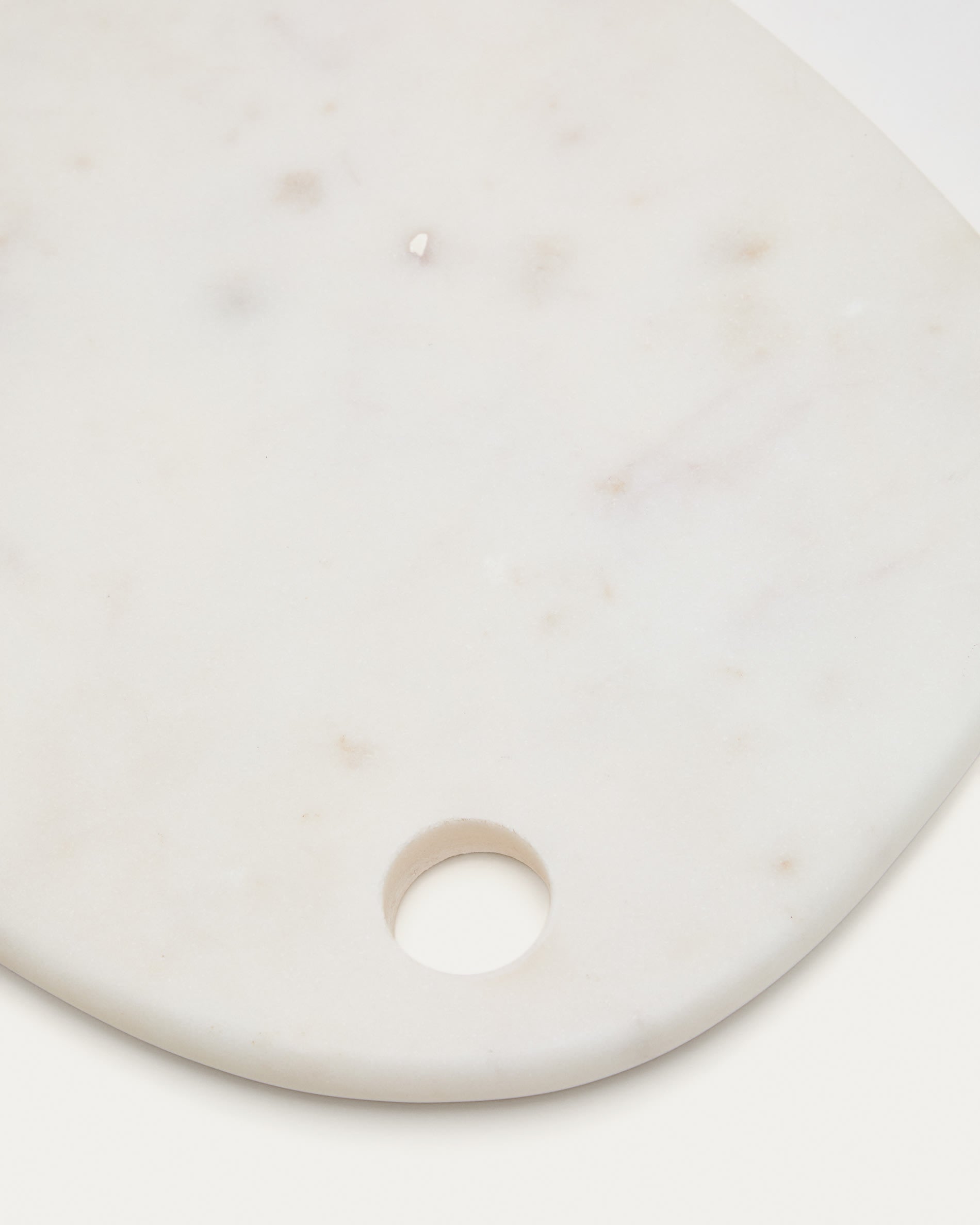 Serviertablett Odar aus weissem Marmor in Weiss präsentiert im Onlineshop von KAQTU Design AG. Tablett ist von Kave Home