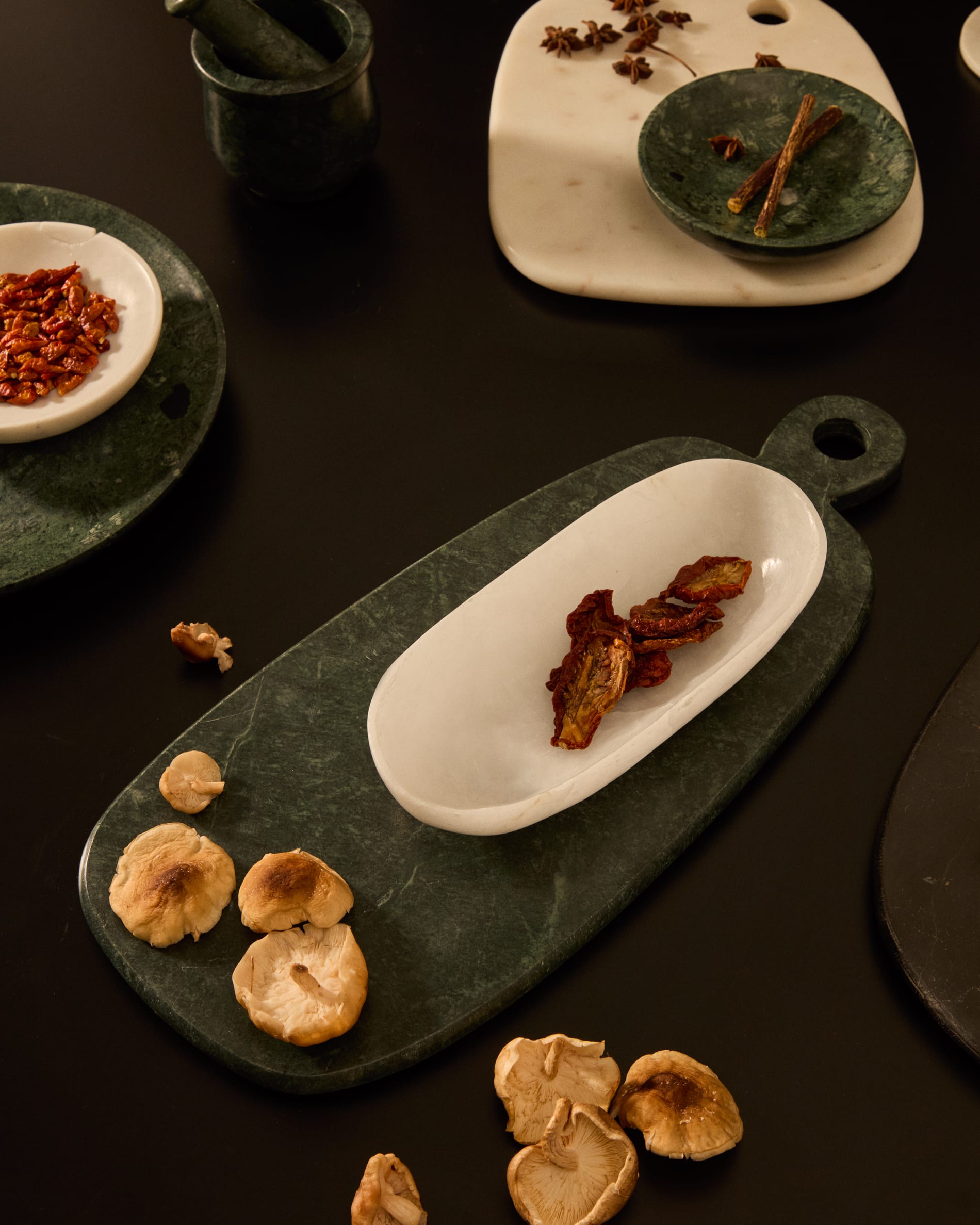 Serviertablett Odar aus grünem Marmor in Schwarz präsentiert im Onlineshop von KAQTU Design AG. Tablett ist von Kave Home