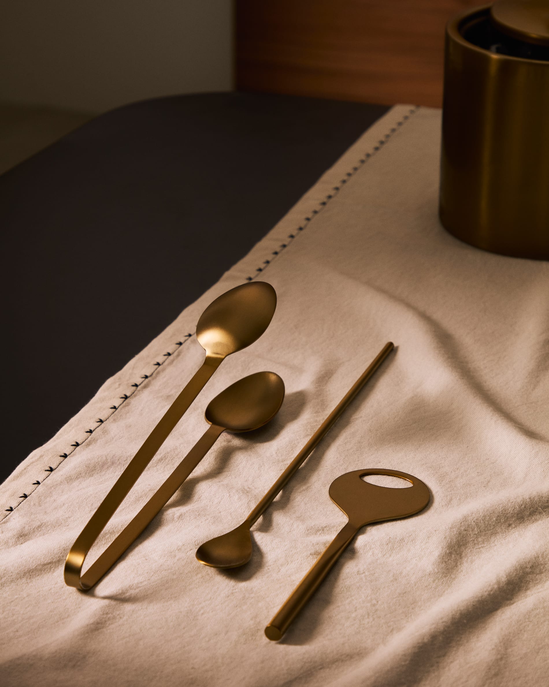 Set Aruc aus Cocktailutensilien aus goldfarbenem Edelstahl in Gold präsentiert im Onlineshop von KAQTU Design AG. Barzubehör ist von Kave Home