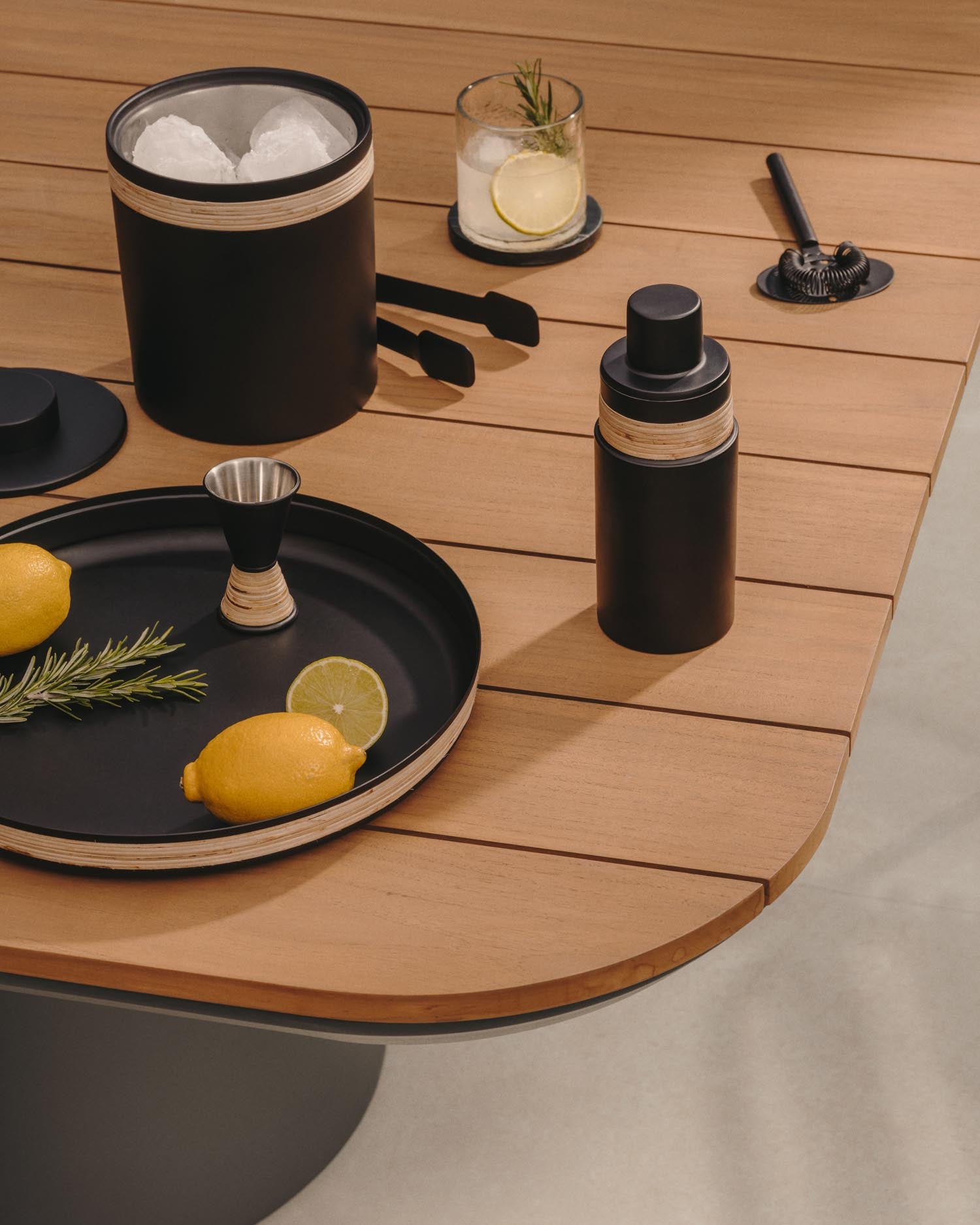 Shai Set Cocktailzubehör aus Edelstahl in Schwarz und Rattan in Schwarz präsentiert im Onlineshop von KAQTU Design AG. Barzubehör ist von Kave Home