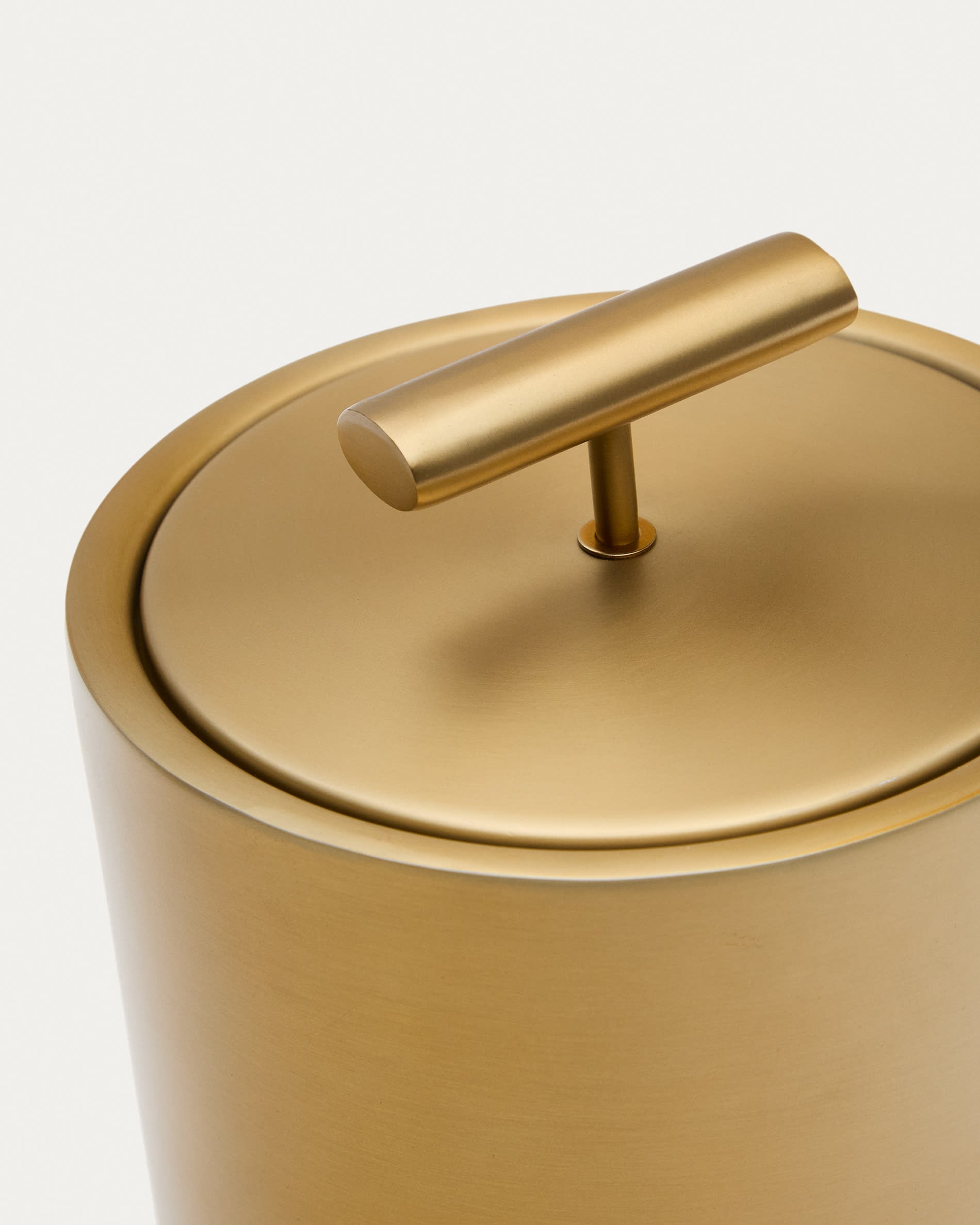 Eleganter Eiskühler Aruc aus goldfarbenem Edelstahl von Kave Home, ideal für stilvolle Anlässe und um Getränke perfekt kühl zu halten.