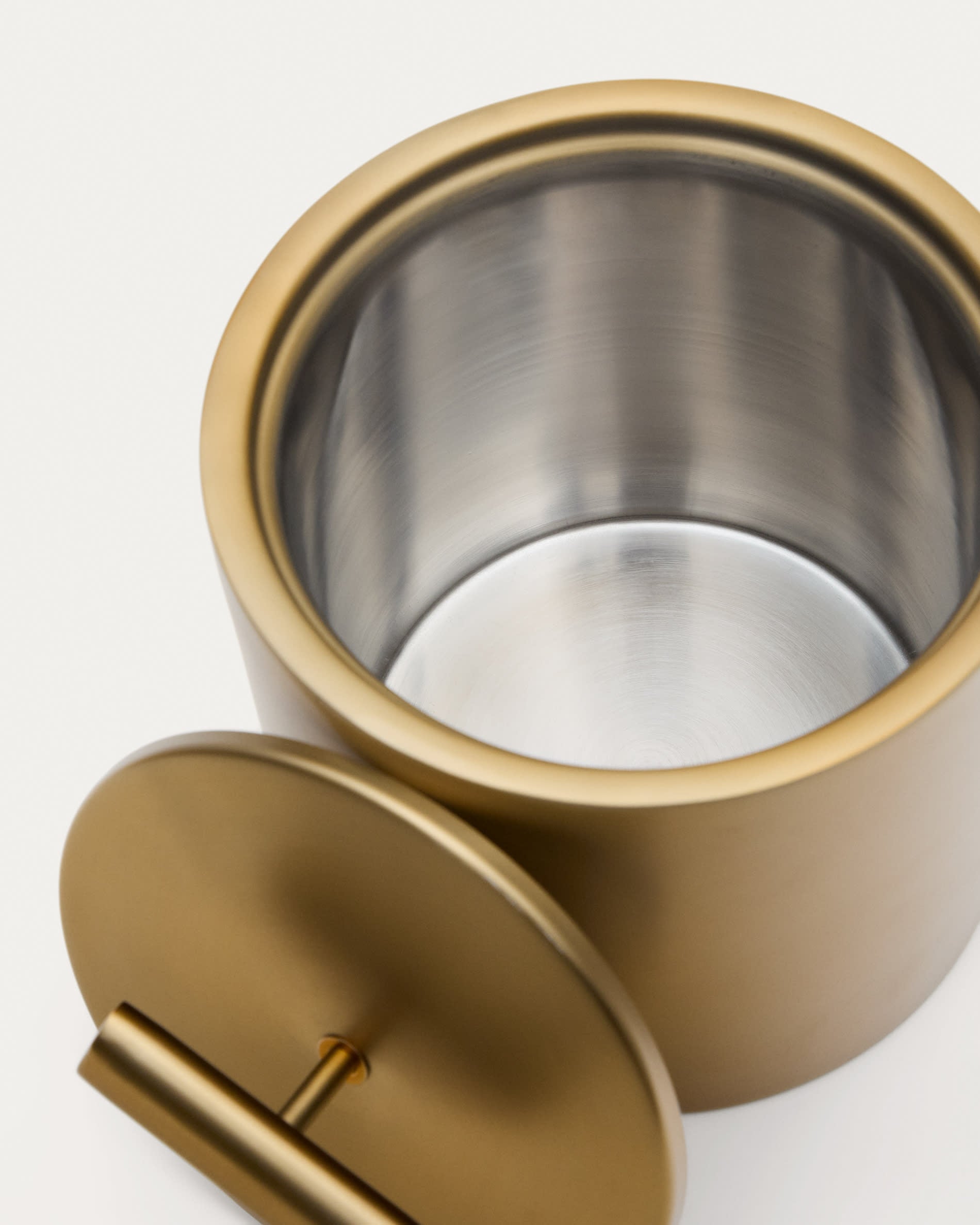 Luxuriöser Eiskühler Aruc von Kave Home aus goldfarbenem Edelstahl, vereint Eleganz und Funktionalität für unvergessliche Momente.