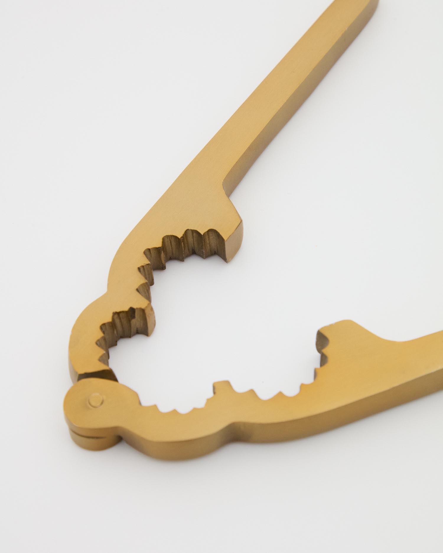 Nussknacker Blisk aus goldfarbenem Edelstahl in Gold präsentiert im Onlineshop von KAQTU Design AG. Küchenhelfer ist von Kave Home