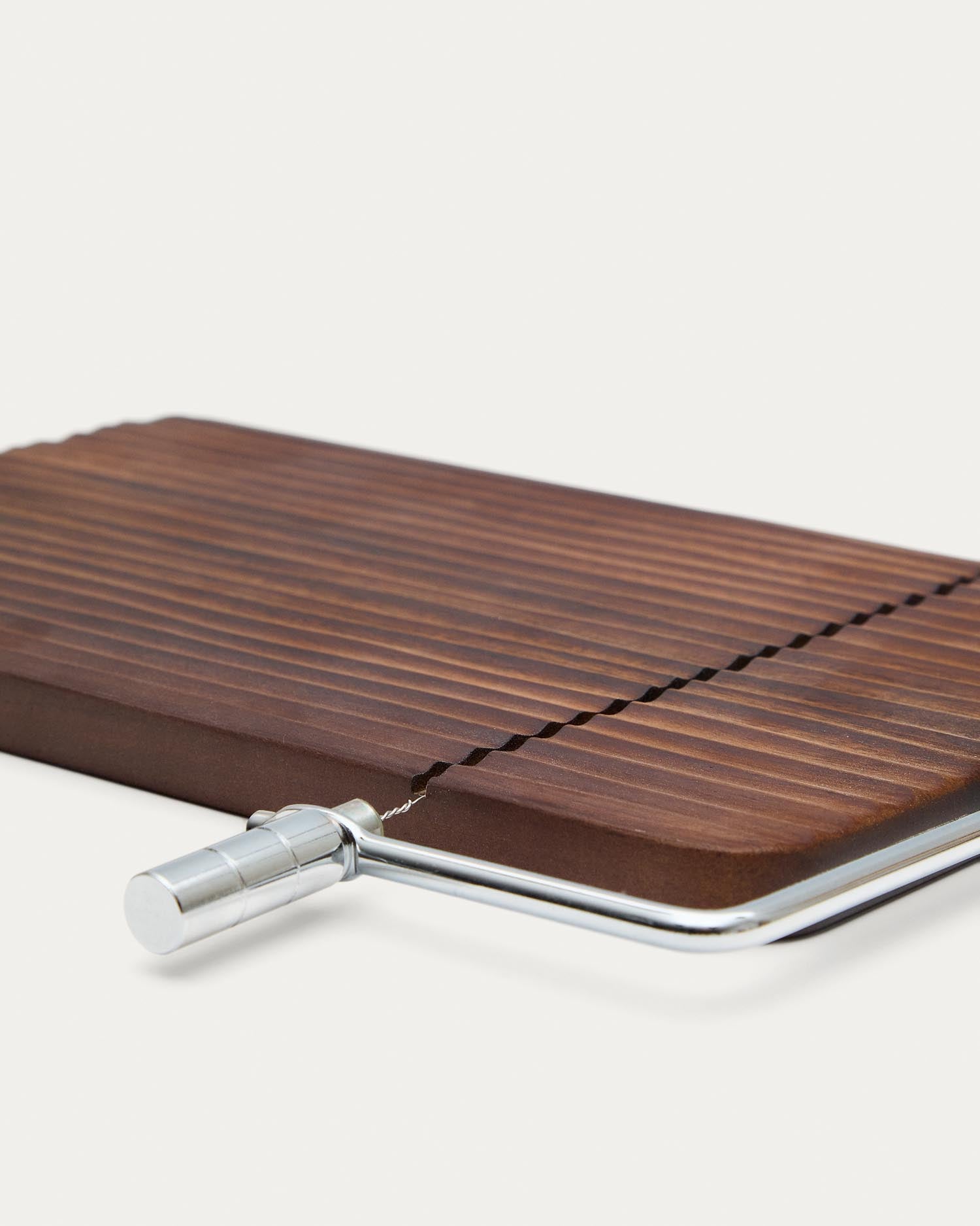 Käseschneidebrett Rommu aus Akazienholz FSC 100% in Braun präsentiert im Onlineshop von KAQTU Design AG. Käsezubehör ist von Kave Home