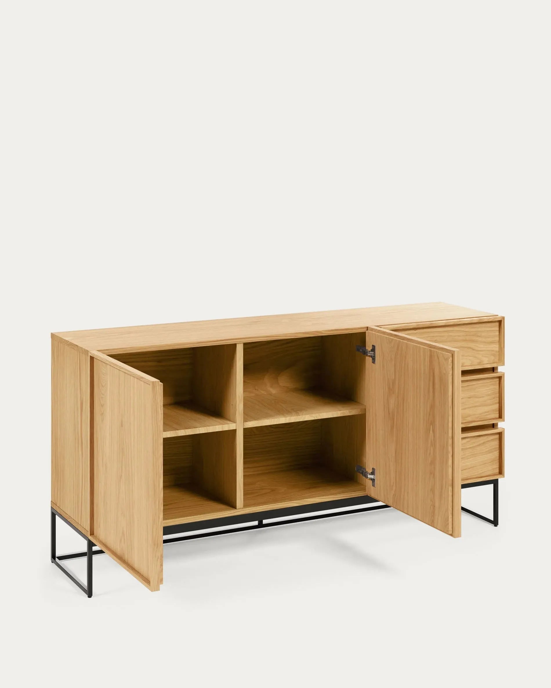 Elegantes Sideboard aus Eichenfurnier mit 2 Türen, 3 Schubladen und schwarzem Stahlgestell. Maße: 160x78 cm. Perfekt für modernes Wohnen.