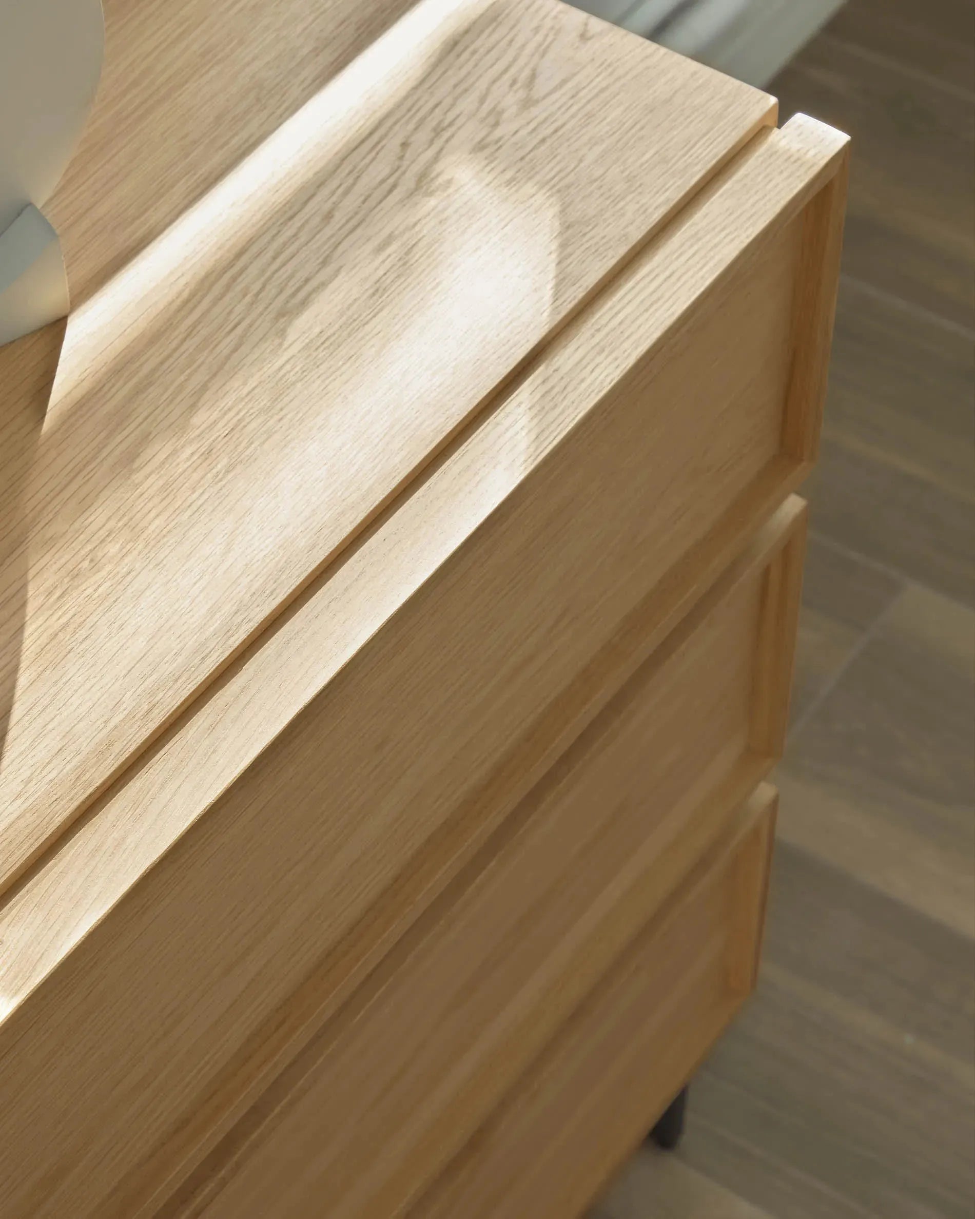 Modernes Sideboard mit Eichenfurnier, 2 Türen, 3 Schubladen und schwarzem Stahlgestell. Maße: 160x78 cm. Ideal für stilvolle Einrichtung.