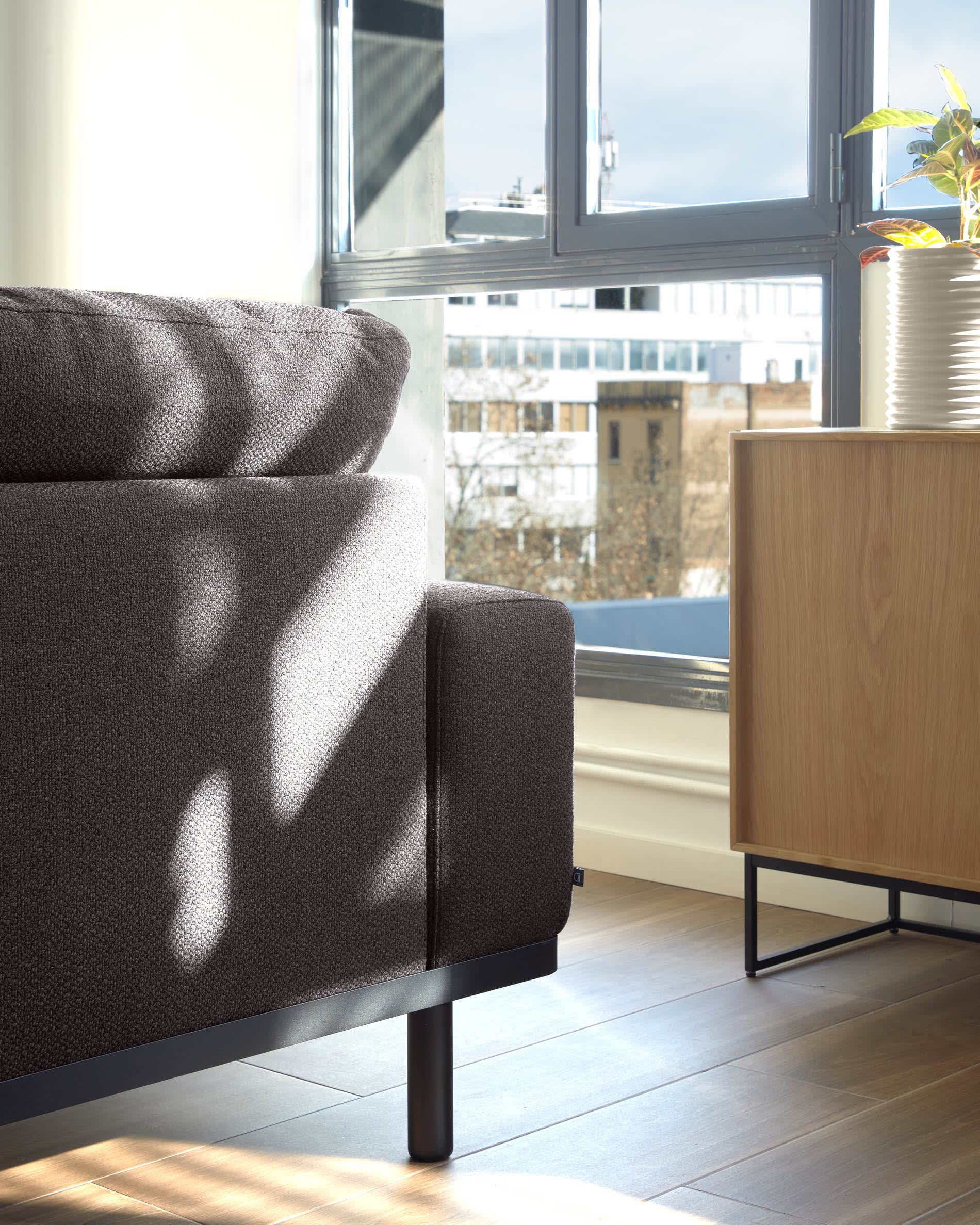 Elegantes Sideboard aus Eichenfurnier mit 2 Türen, 3 Schubladen und schwarzem Stahlgestell. Masse: 160x78 cm. Perfekt für modernes Wohnen.