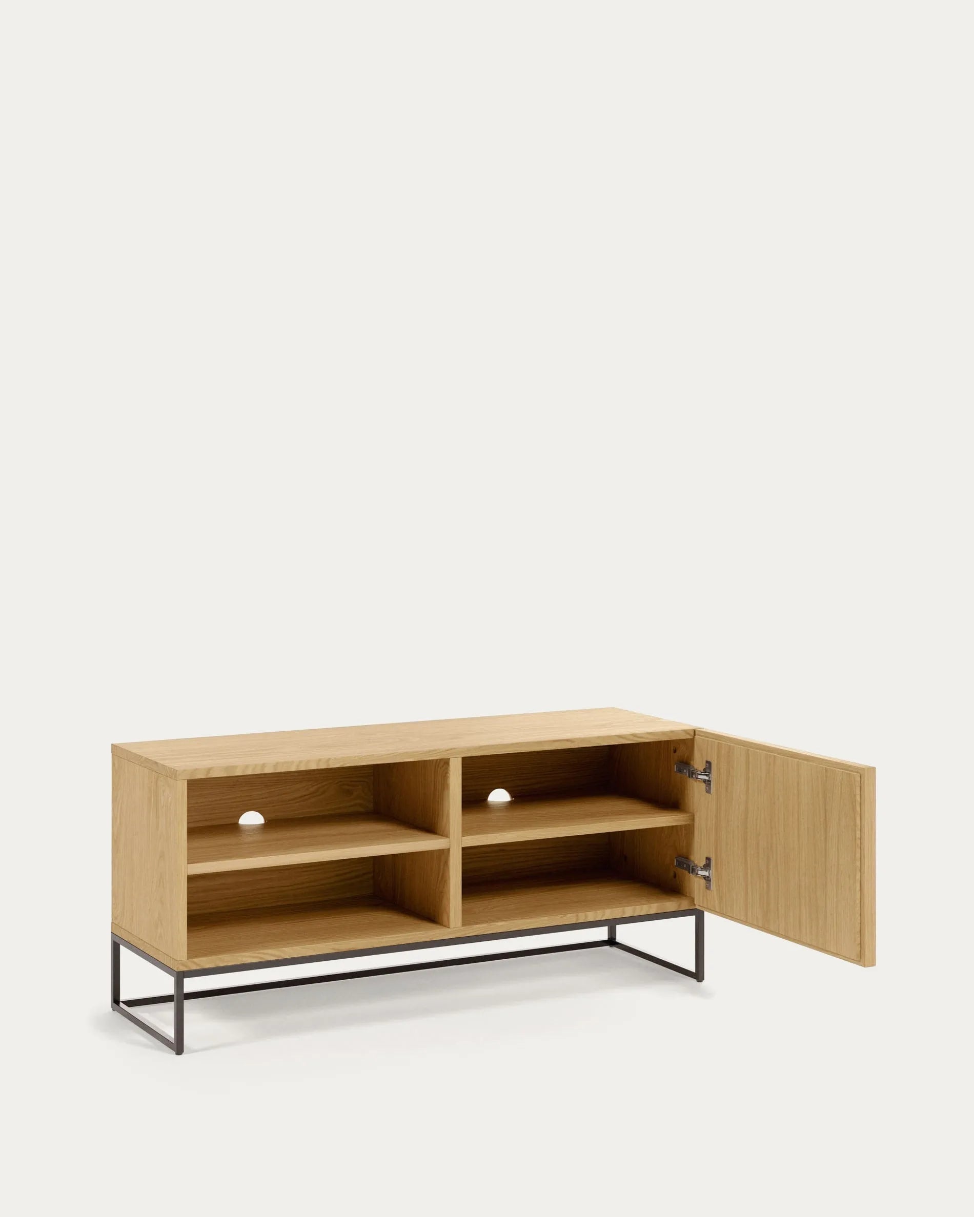 Eleganter TV-Schrank von Kave Home: Eichenfurnier, schwarzes Stahlgestell, 1 Tür, Maße 112x51 cm. Modernes Design und praktische Nutzung.