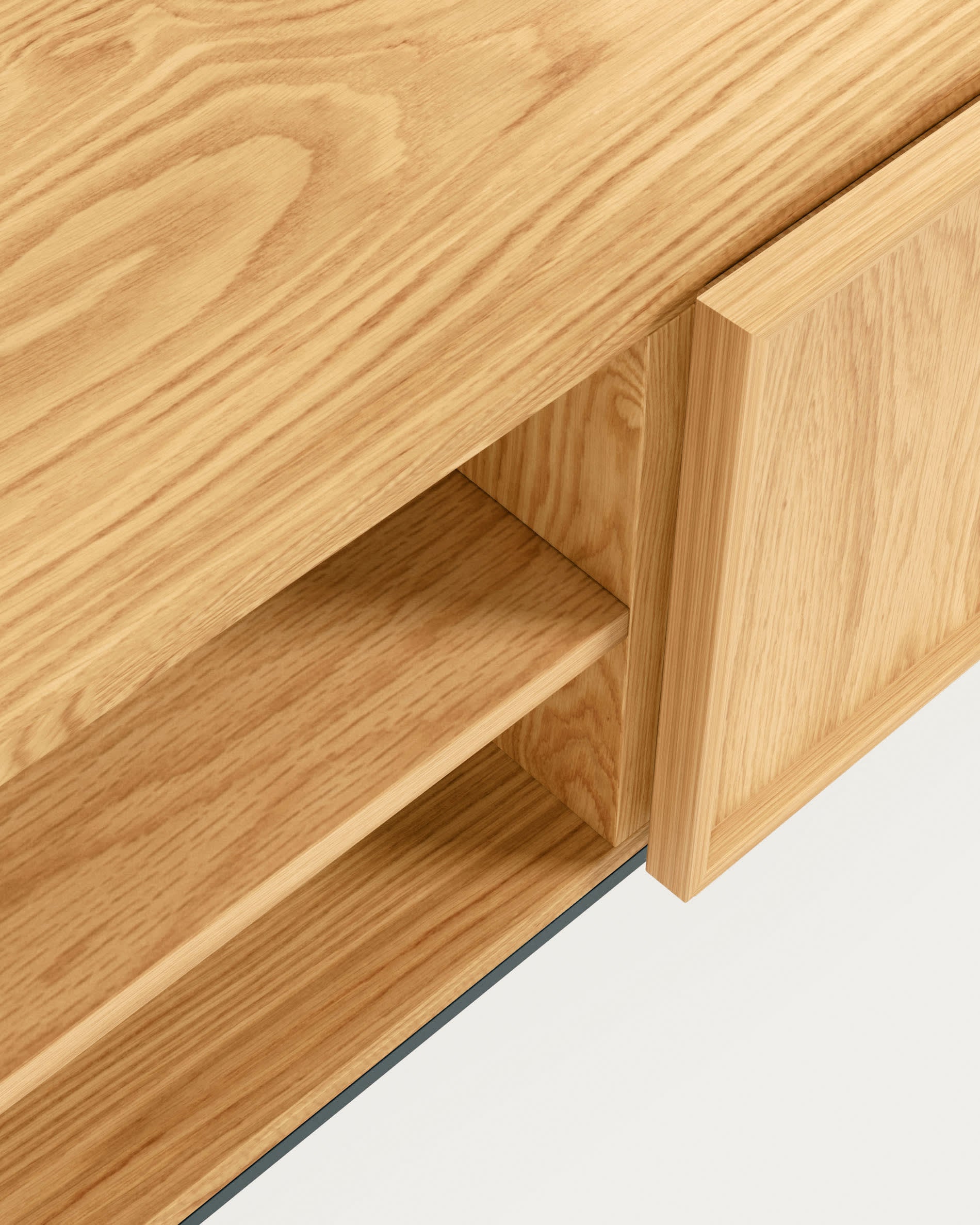 Eleganter Taiana TV-Schrank von Kave Home: Eichenfurnier trifft auf schwarzes Stahlgestell. 1 Tür, 112 x 51 cm – ideal für modernes Wohnen.