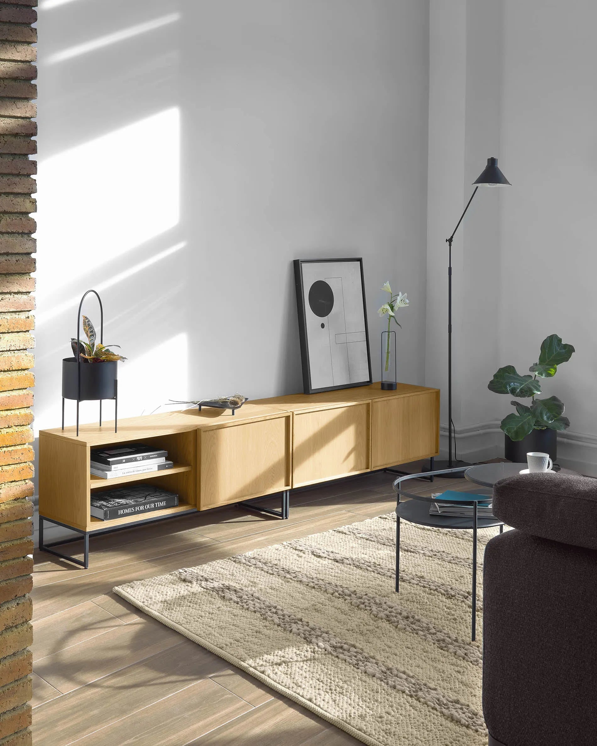 Moderner TV-Schrank aus Eichenfurnier mit schwarzem Stahlgestell, 1 Tür, 112x51 cm, stilvoll und funktional von Kave Home.