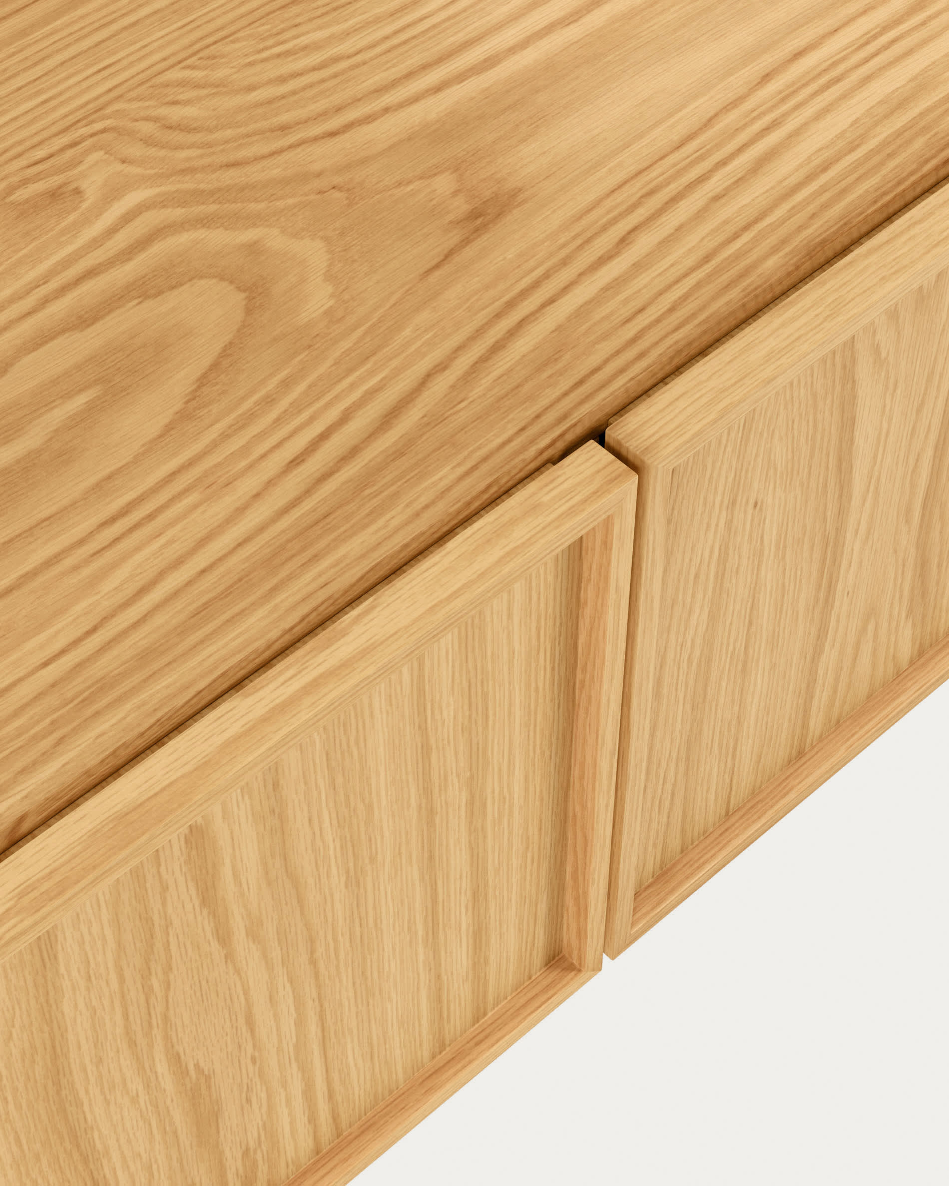 Eleganter Taiana TV-Schrank von Kave Home, 112 x 51 cm, aus hochwertigem Eichenfurnier und stabilem Stahlgestell in Schwarz. Perfekt für stilvolle Wohnräume.