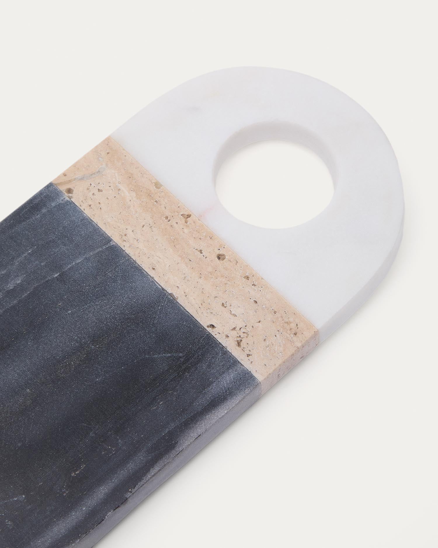 Kleines Servierbrett Nivol aus weissem und schwarzem Marmor und Travertin in Schwarz, Weiss, Hellbraun präsentiert im Onlineshop von KAQTU Design AG. Schneidbrett ist von Kave Home