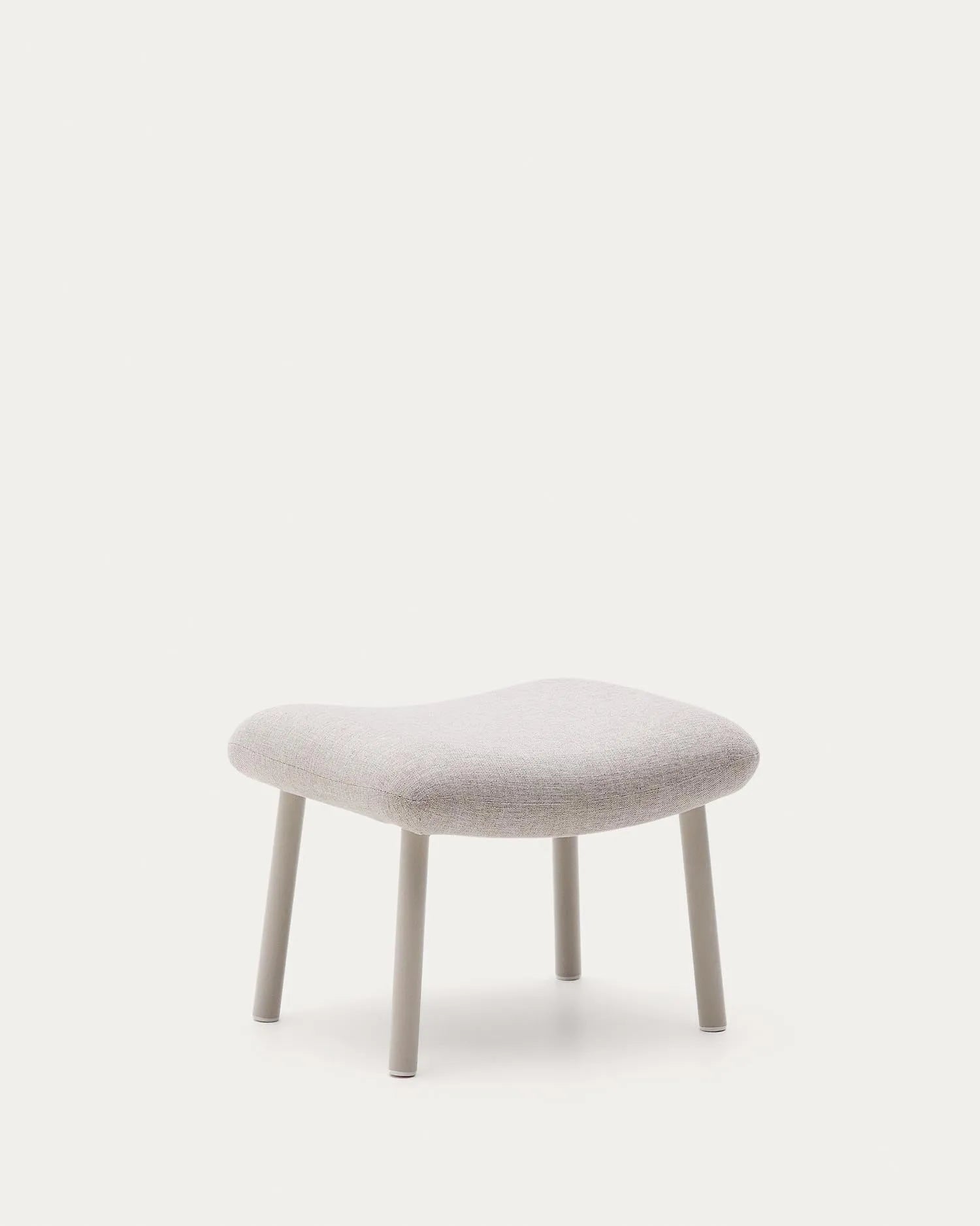 Fußablage Inari in Beige und beige lackierter Stahl 60 x 50cm FSC Mix Credit in Beige präsentiert im Onlineshop von KAQTU Design AG. Hocker ist von Kave Home