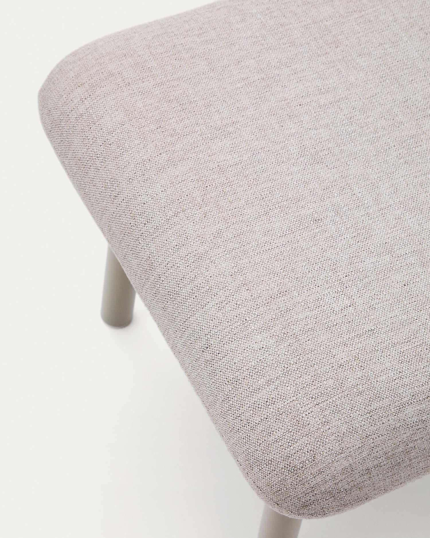 Fußablage Inari in Beige und beige lackierter Stahl 60 x 50cm FSC Mix Credit in Beige präsentiert im Onlineshop von KAQTU Design AG. Hocker ist von Kave Home