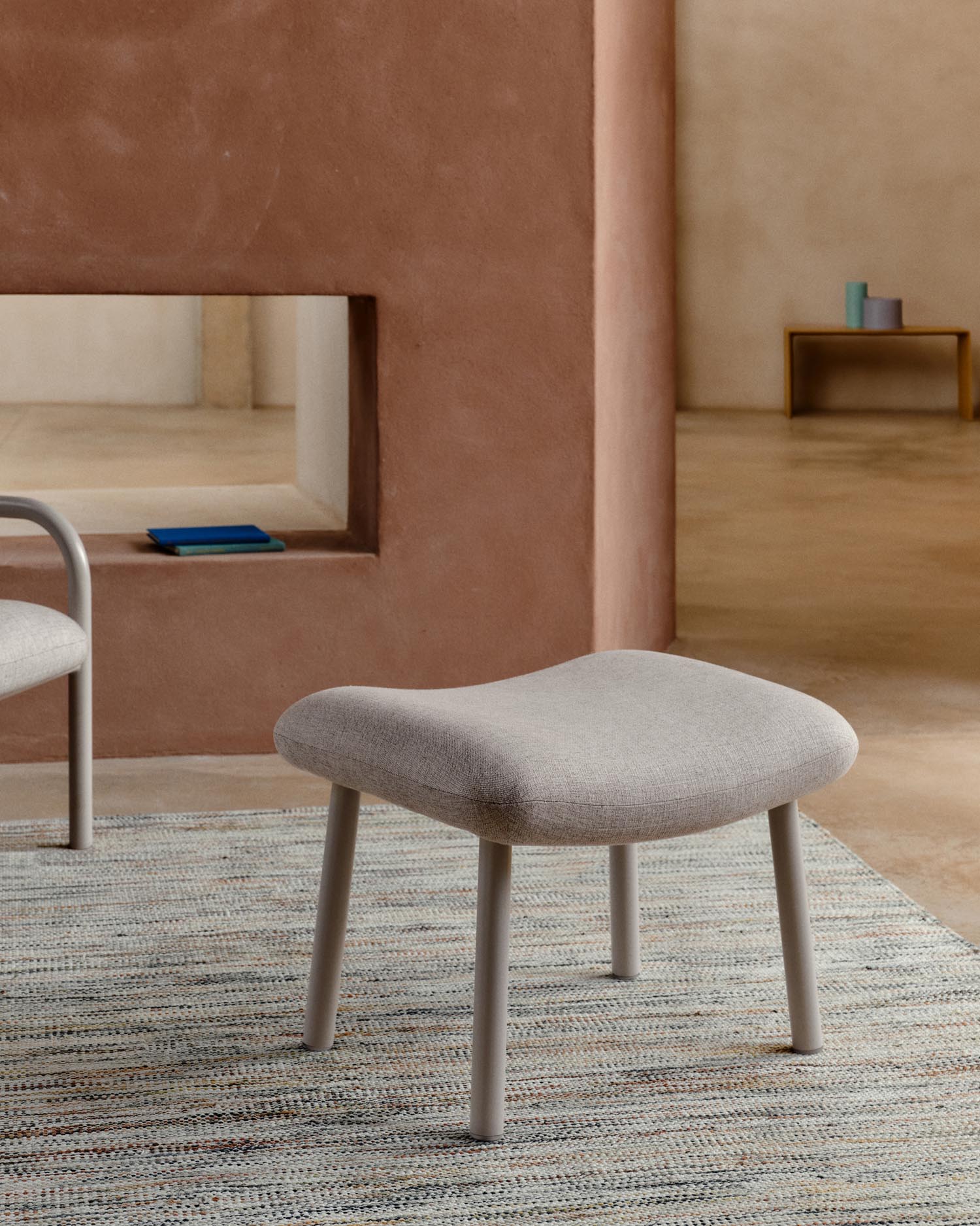 Fußablage Inari in Beige und beige lackierter Stahl 60 x 50cm FSC Mix Credit in Beige präsentiert im Onlineshop von KAQTU Design AG. Hocker ist von Kave Home