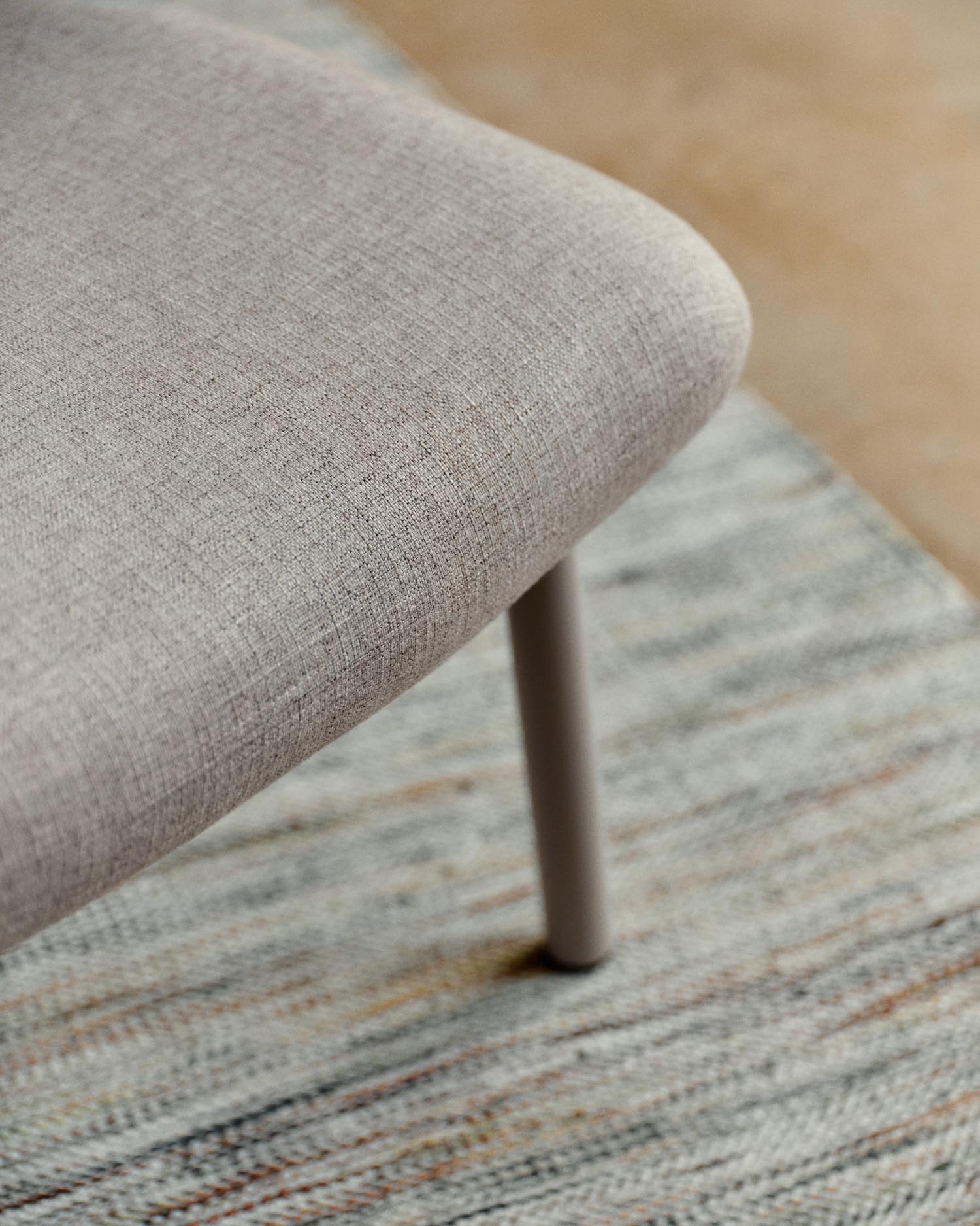 Erleben Sie die Fußablage Inari in Beige von Kave Home – ein stilvolles Möbelstück, das Komfort, Langlebigkeit und Nachhaltigkeit vereint.
