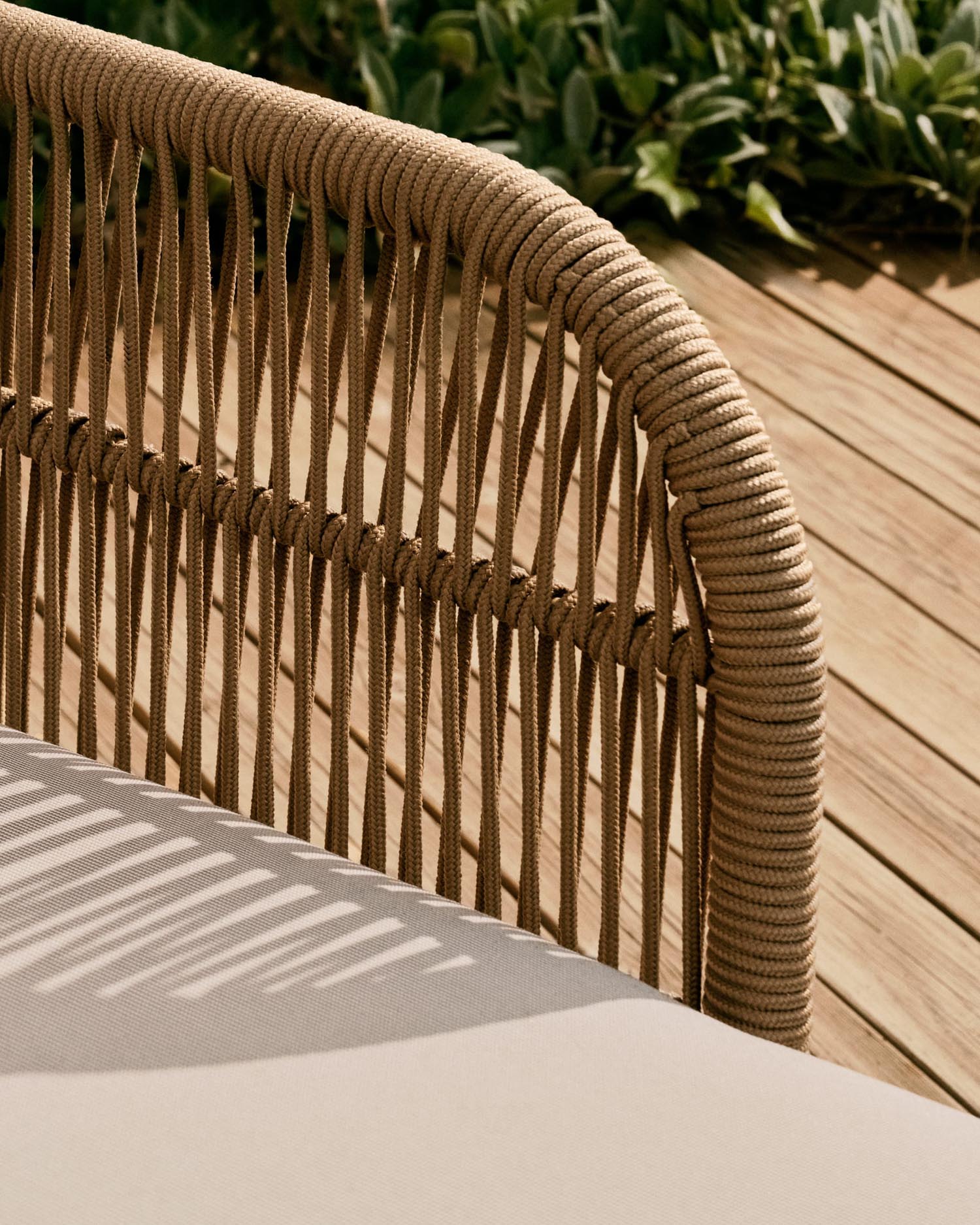 Elegante 2er-Sonnenliege aus beigem Seil und FSC-zertifiziertem Akazienholz, ideal für stilvolle Entspannung im Freien.