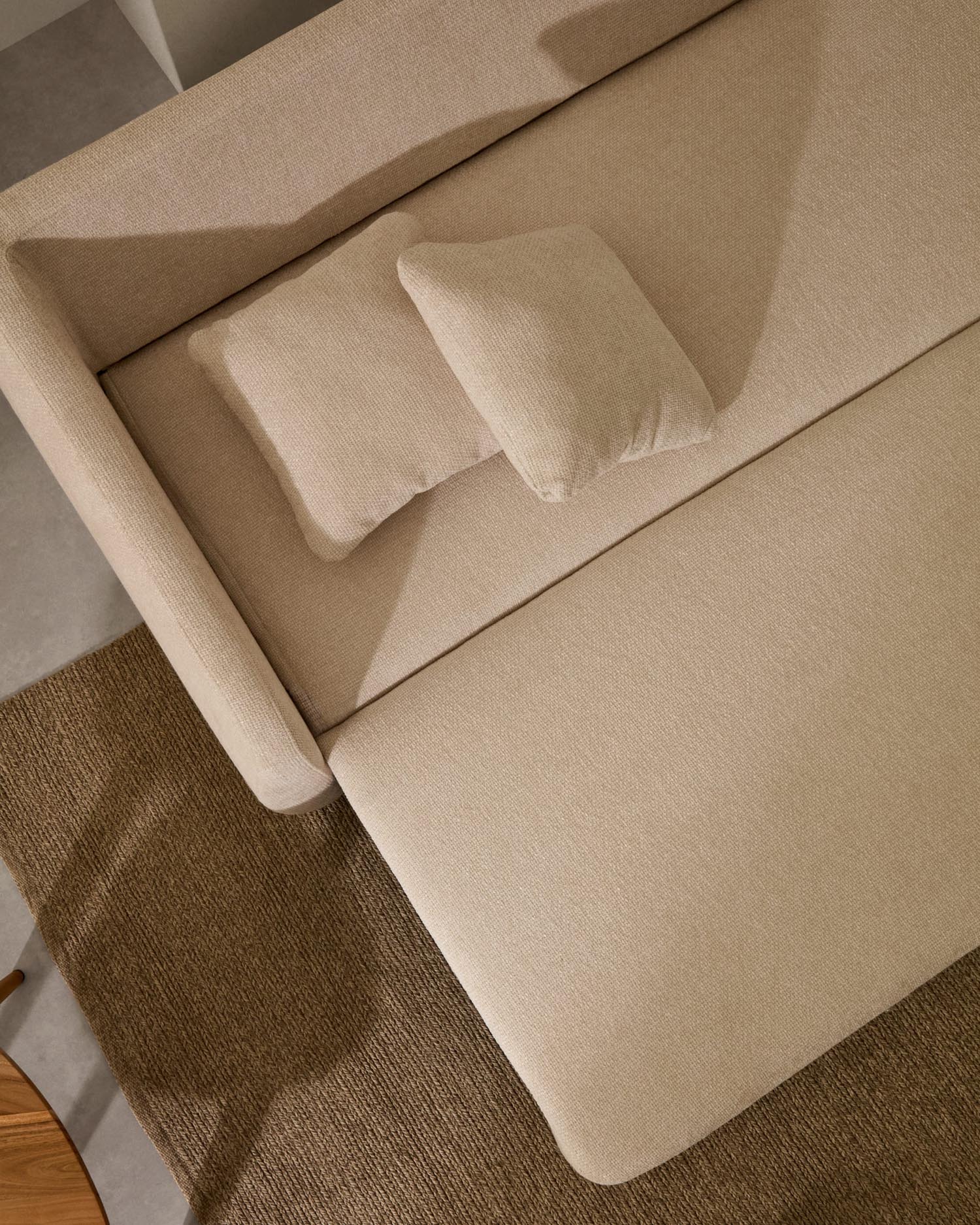 Elegantes Schlafsofa Laira, 3-Sitzer, in weichem Chenille ecru, 225 cm breit, FSC-zertifiziert, von Kave Home.