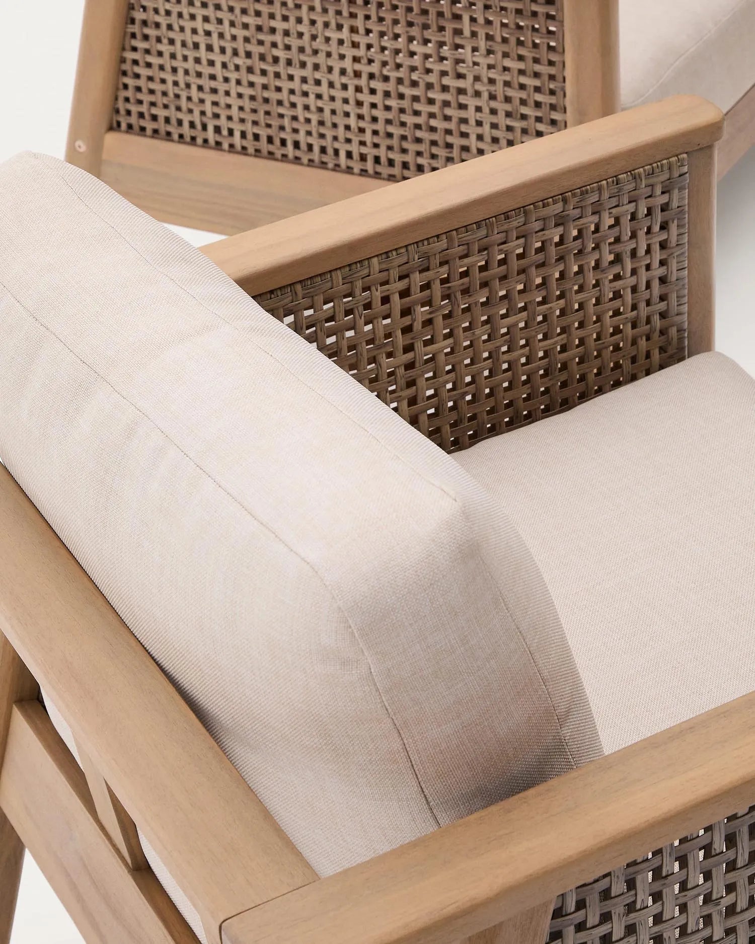 Elegantes Alabe-Set: 2-Sitzer-Sofa, 2 Sessel, Couchtisch aus FSC-zertifiziertem Akazienholz. Ideal für stilvolles, nachhaltiges Wohnen.