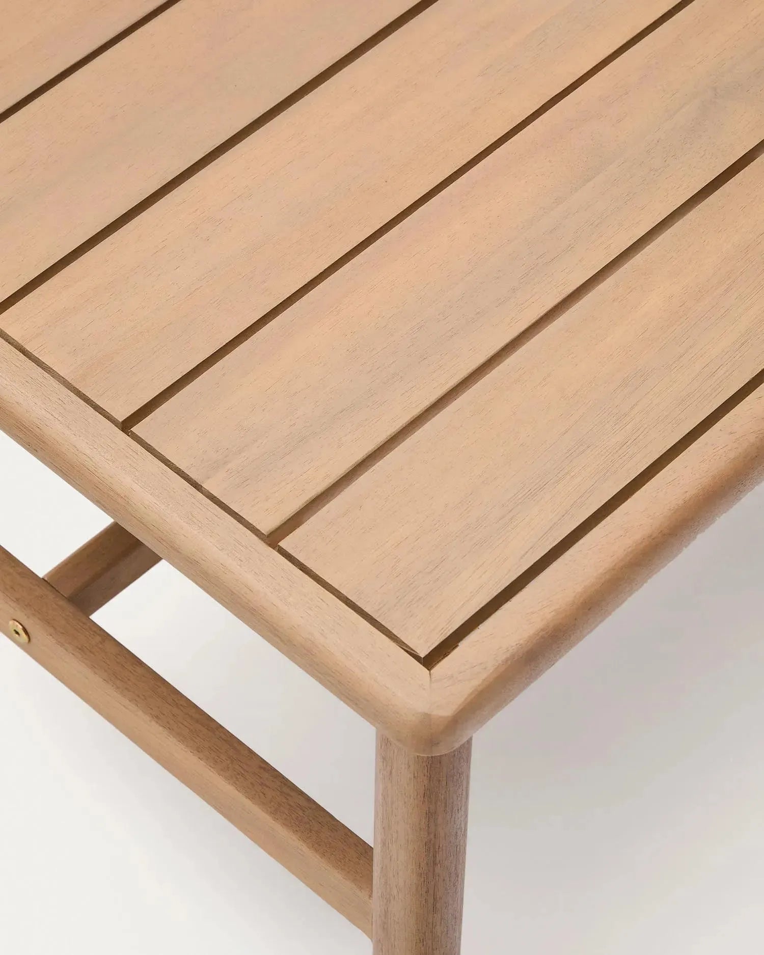 Stilvolles Set Alabe: 2-Sitzer-Sofa, 2 Sessel, Couchtisch aus FSC-Akazienholz. Perfekt für nachhaltiges und modernes Wohnen.