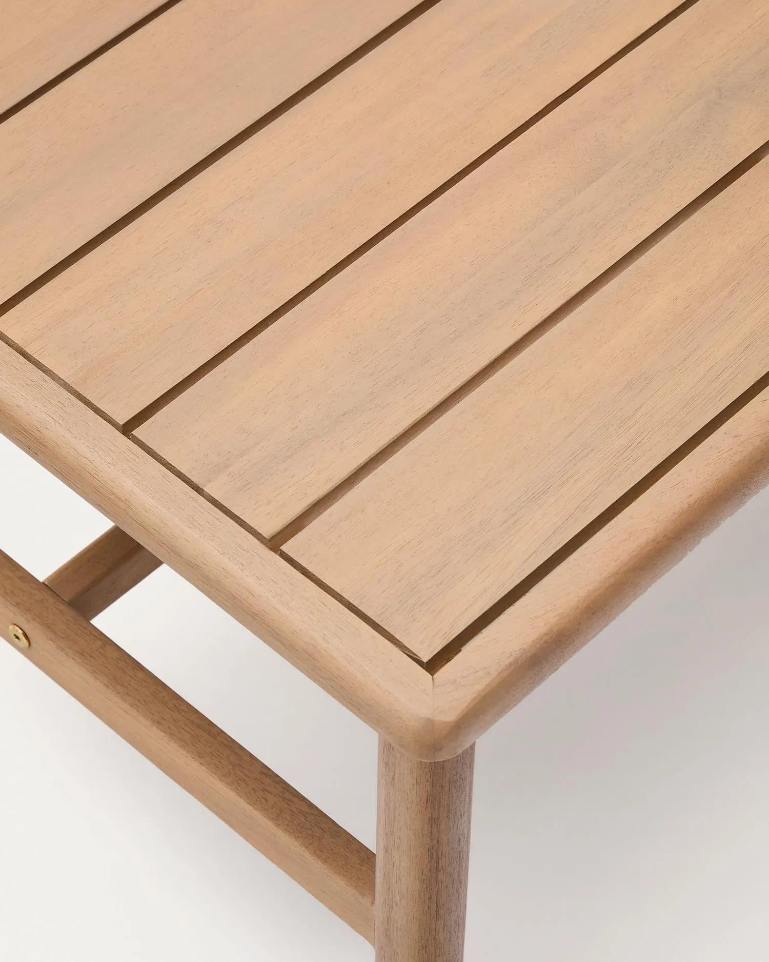 Elegantes Alabe-Set: 2-Sitzer-Sofa, 2 Sessel, Couchtisch aus FSC-zertifiziertem Akazienholz. Ideal für stilvolles, nachhaltiges Wohnen.