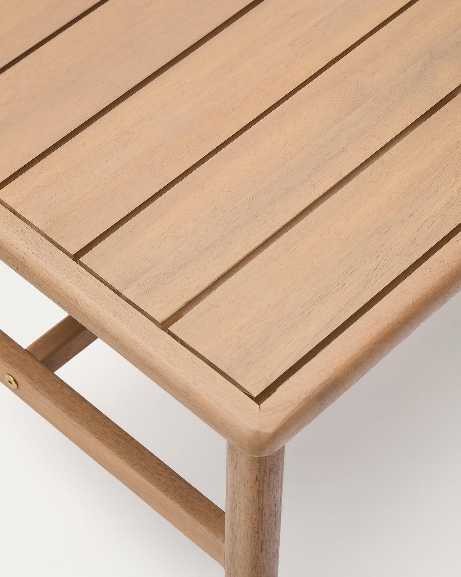 Stilvolles Set Alabe: 2-Sitzer-Sofa, 2 Sessel, Couchtisch aus FSC-Akazienholz. Perfekt für nachhaltiges und modernes Wohnen.