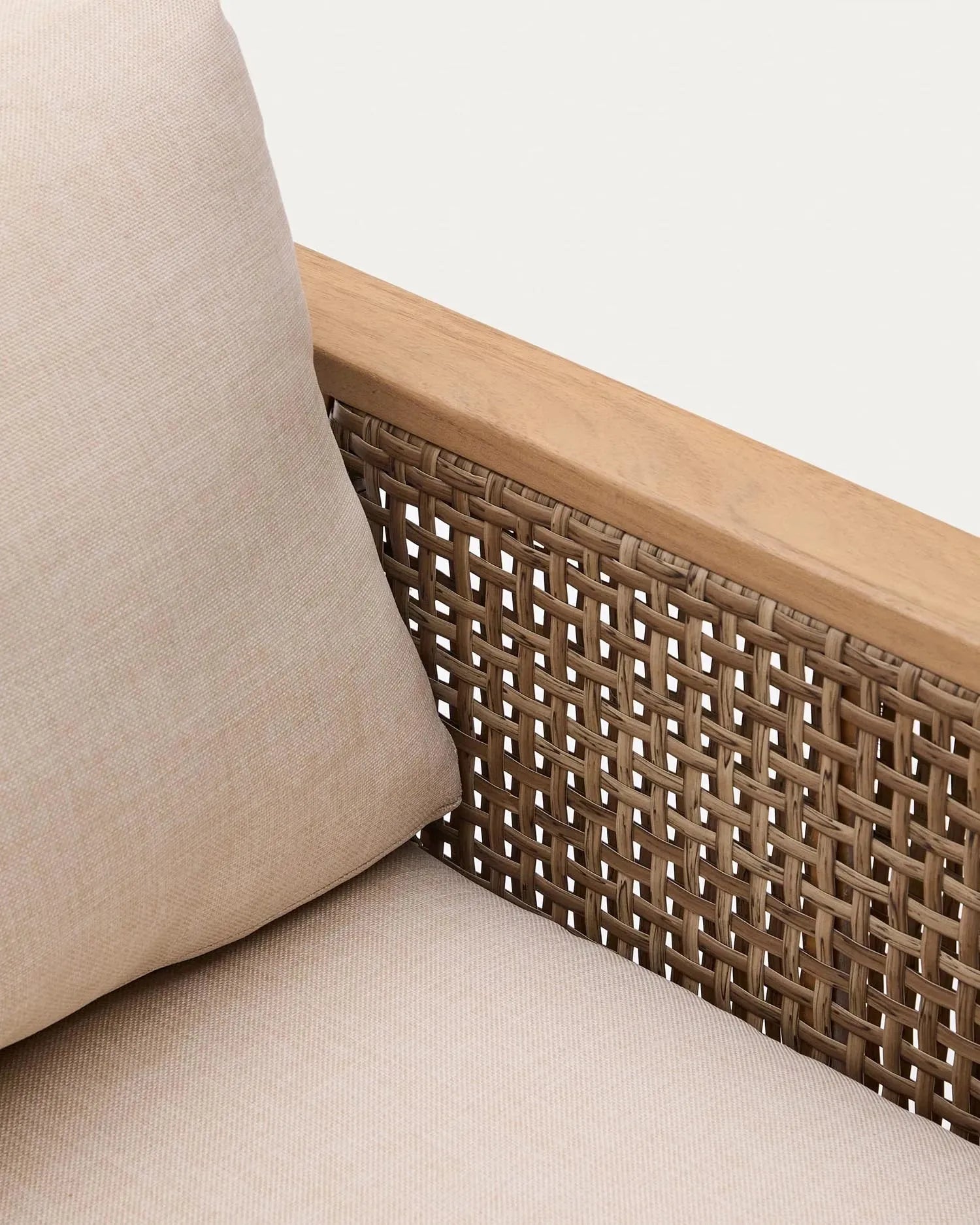 Elegantes Alabe Set: 2-Sitzer-Sofa, 2 Sessel, Couchtisch aus FSC-zertifiziertem Akazienholz. Ideal für stilvolles, nachhaltiges Wohnen.