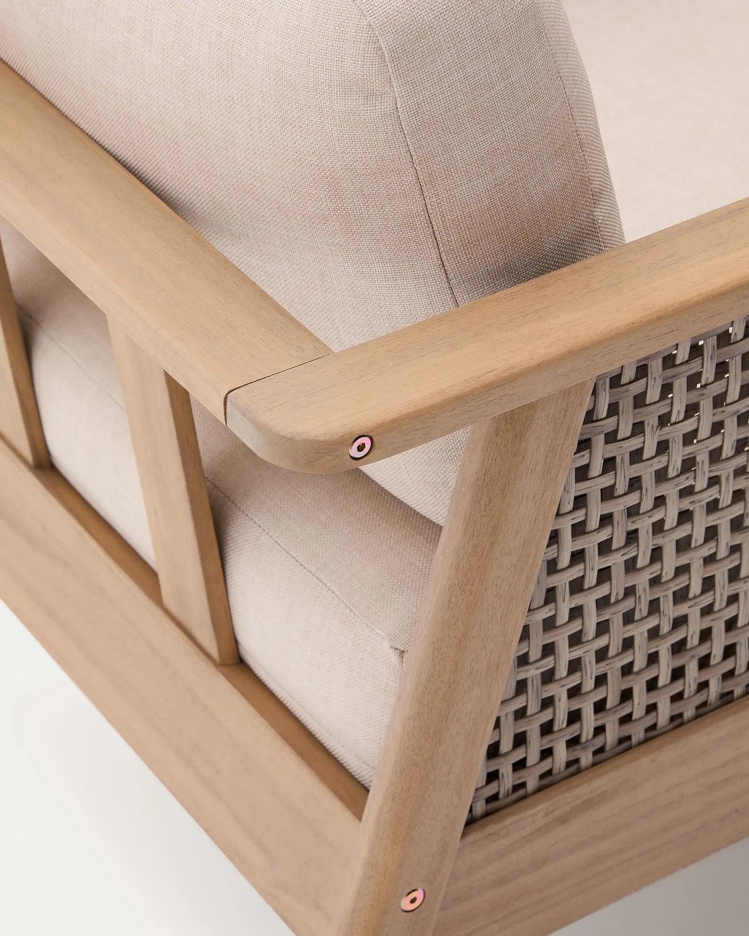 Elegantes Alabe-Set: 2-Sitzer-Sofa, 2 Sessel, Couchtisch aus FSC-zertifiziertem Akazienholz. Ideal für stilvolles, nachhaltiges Wohnen.