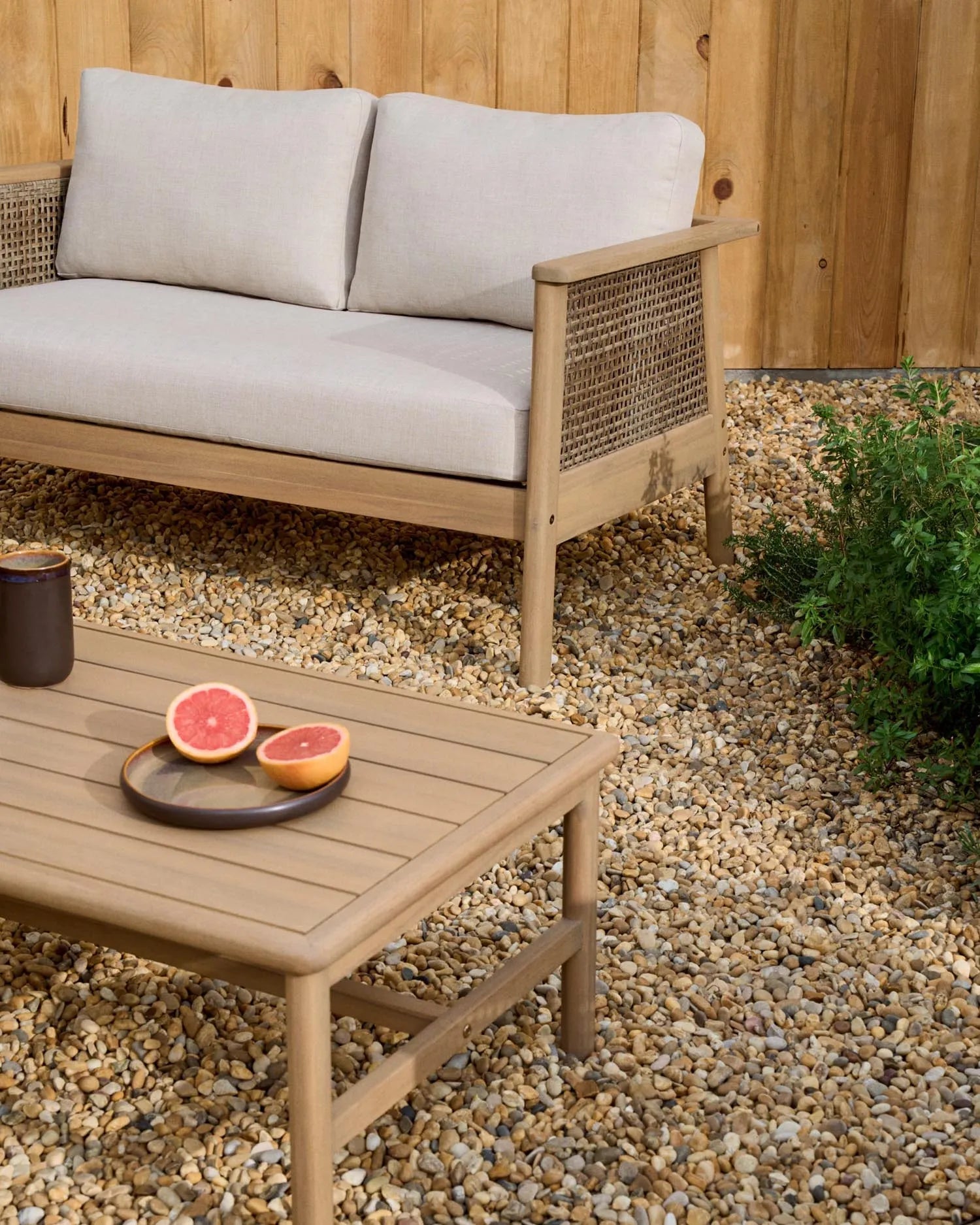 Stilvolles Set Alabe: 2-Sitzer-Sofa, 2 Sessel, Couchtisch aus FSC-Akazienholz. Perfekt für nachhaltiges und modernes Wohnen.