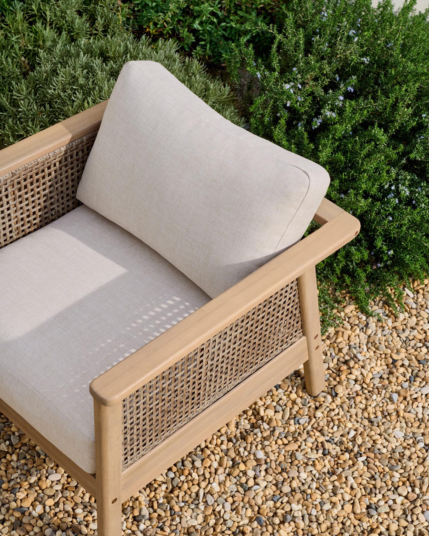 Elegantes Alabe-Set: 2-Sitzer-Sofa, 2 Sessel, Couchtisch aus FSC-zertifiziertem Akazienholz. Ideal für stilvolles, nachhaltiges Wohnen.