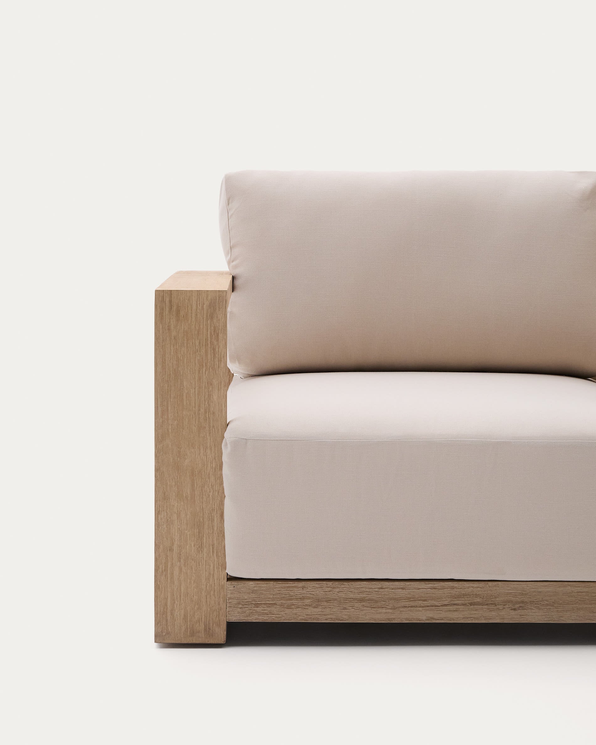 Elegantes 3-Sitzer-Sofa aus Akazienholz, 249 cm breit, mit klarem Finish für stilvolles Wohnen drinnen und draußen.