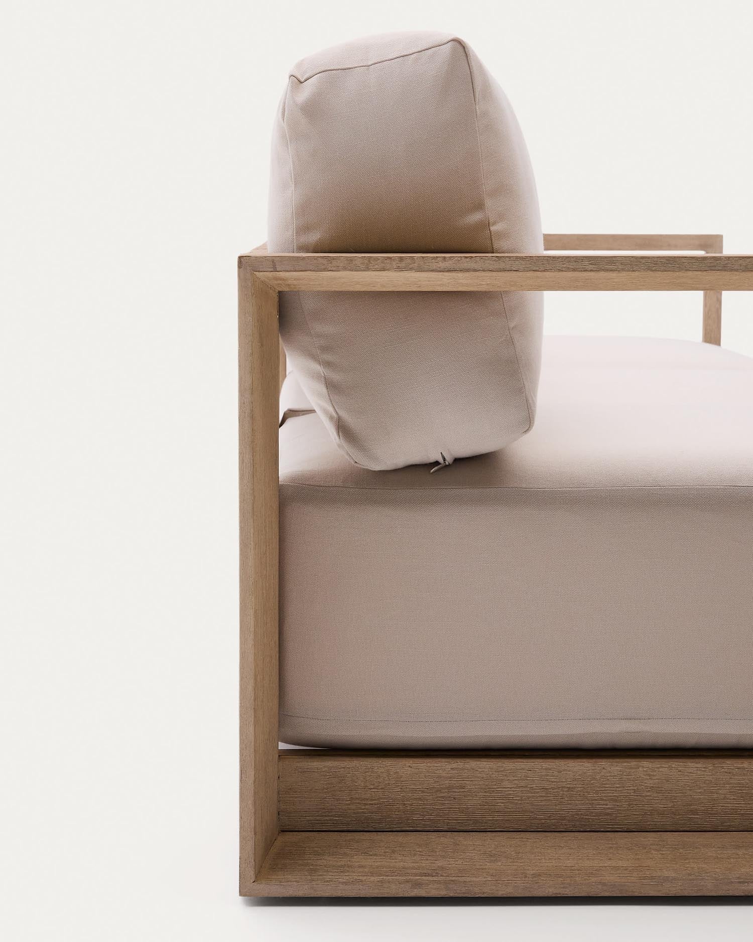 3-Sitzer-Sofa Ambra, 249 cm, aus Akazienholz mit klarem Finish, vereint Eleganz und Komfort für moderne Wohnräume.