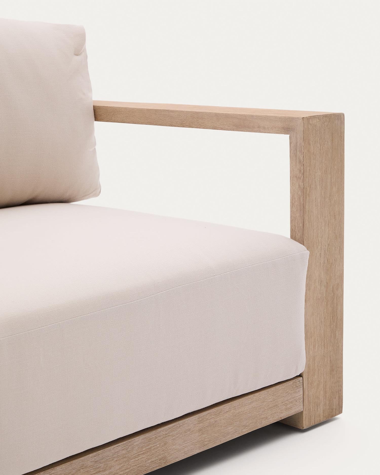 3-Sitzer-Sofa Ambra, 249 cm, aus Akazienholz mit klarem Finish, vereint Eleganz und Komfort für moderne Wohnräume.
