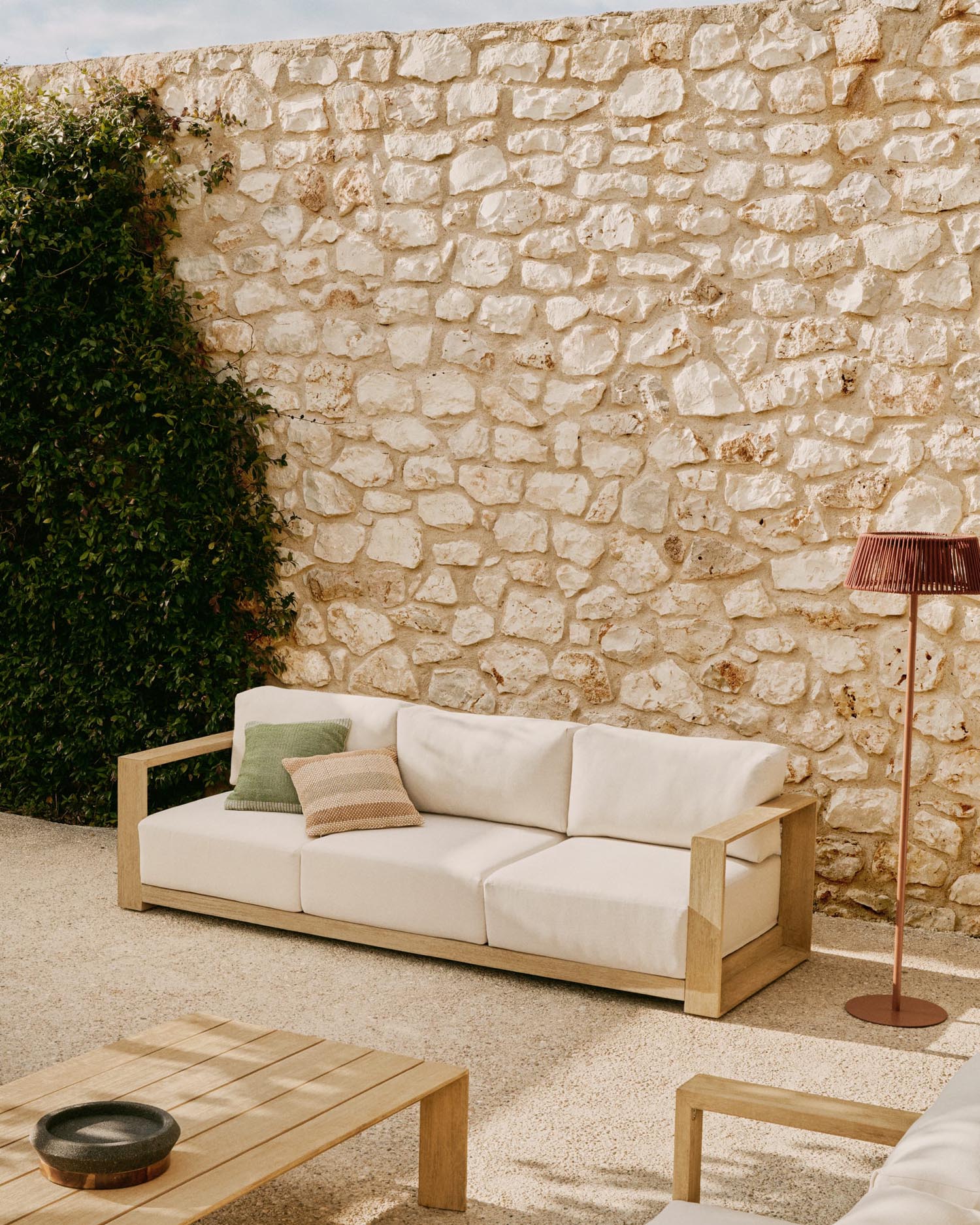 3-Sitzer-Sofa Ambra, 249 cm, aus Akazienholz mit klarem Finish, vereint Stil und Komfort für moderne Wohnräume.
