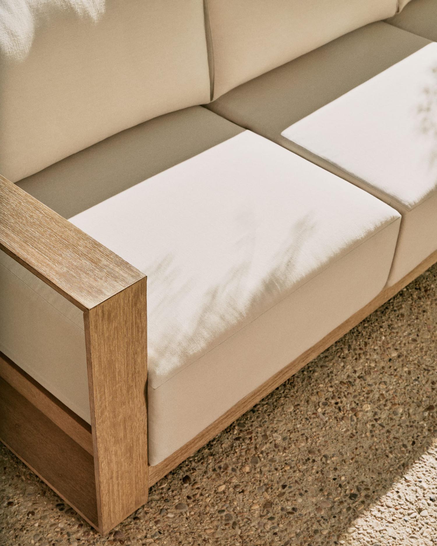 Elegantes 3-Sitzer-Sofa Ambra, 249 cm, aus massivem Akazienholz mit klarem Finish, ideal für stilvolle Wohnräume.