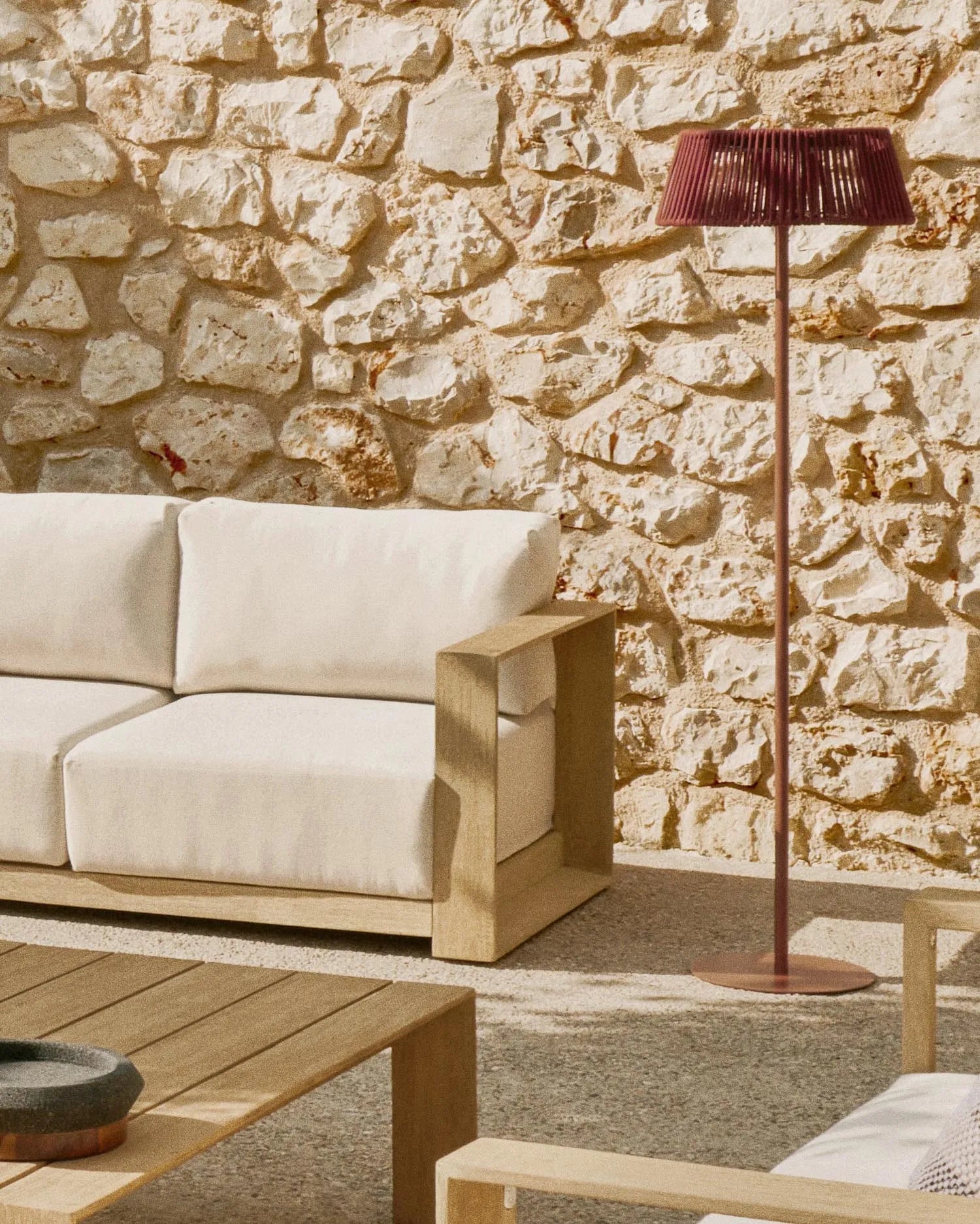 3-Sitzer-Sofa Ambra, 249 cm, aus Akazienholz mit klarem Finish, vereint Eleganz und Komfort für moderne Wohnräume.