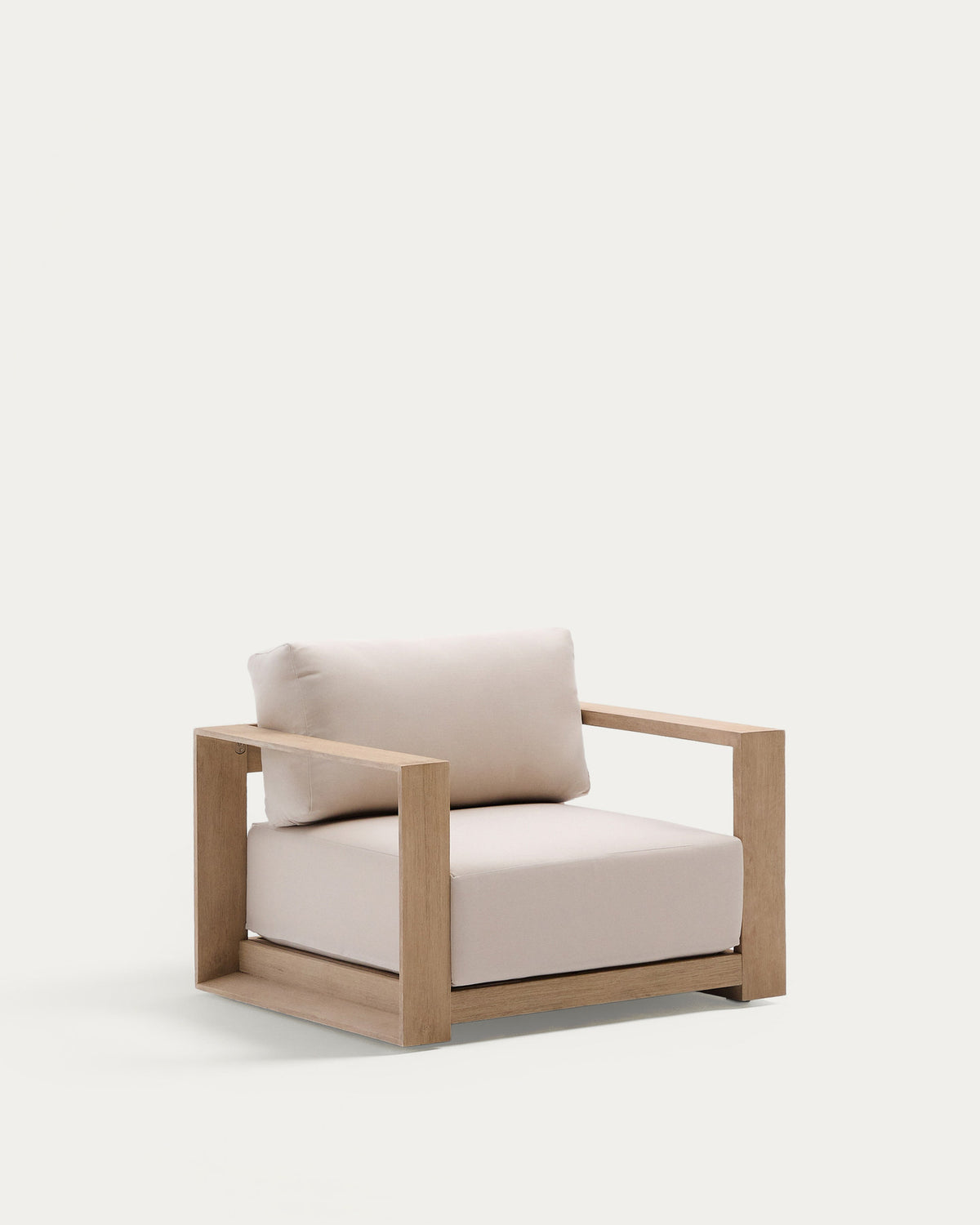 Sessel Ambra aus massivem Akazienholz mit hellem Finish FSC 100% in Beige präsentiert im Onlineshop von KAQTU Design AG. Outdoor-Sessel mit Armlehnen ist von Kave Home