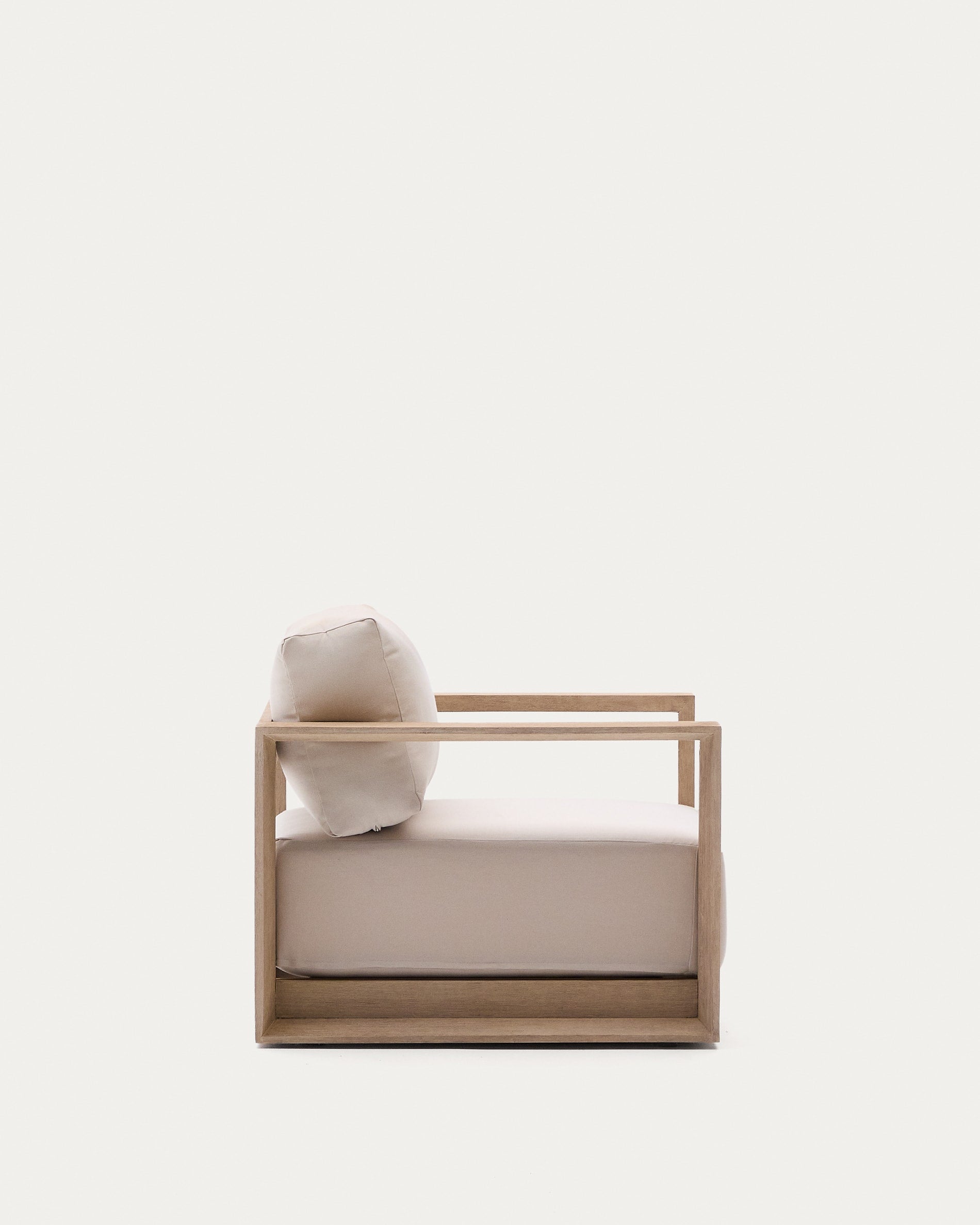 Eleganter Sessel Ambra aus massivem Akazienholz mit klarem Finish von Kave Home. Zeitloses Design und erstklassige Qualität.