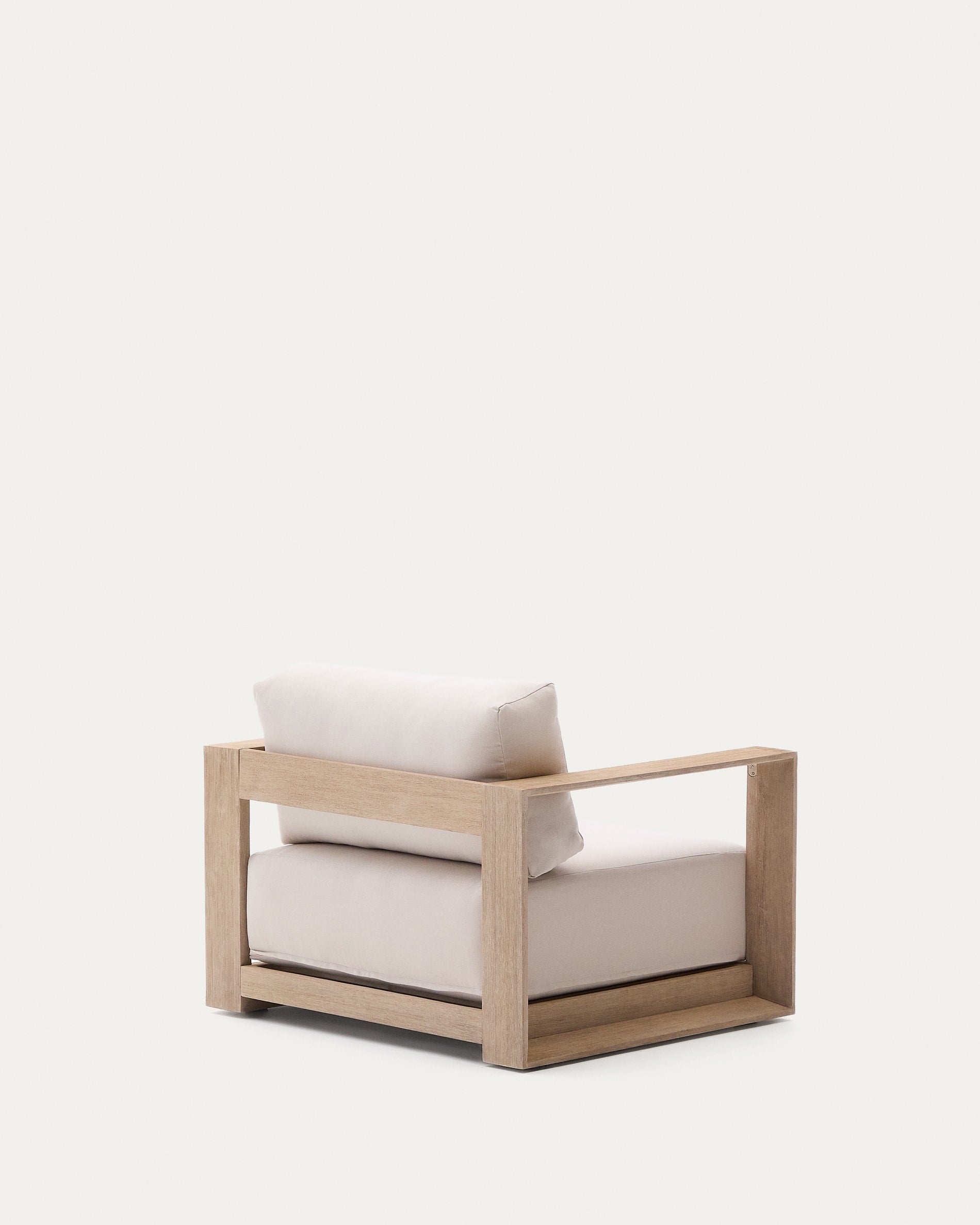 Sessel Ambra aus Akazienholz mit klarem Finish von Kave Home. Hochwertige Verarbeitung und stilvolles, modernes Design.