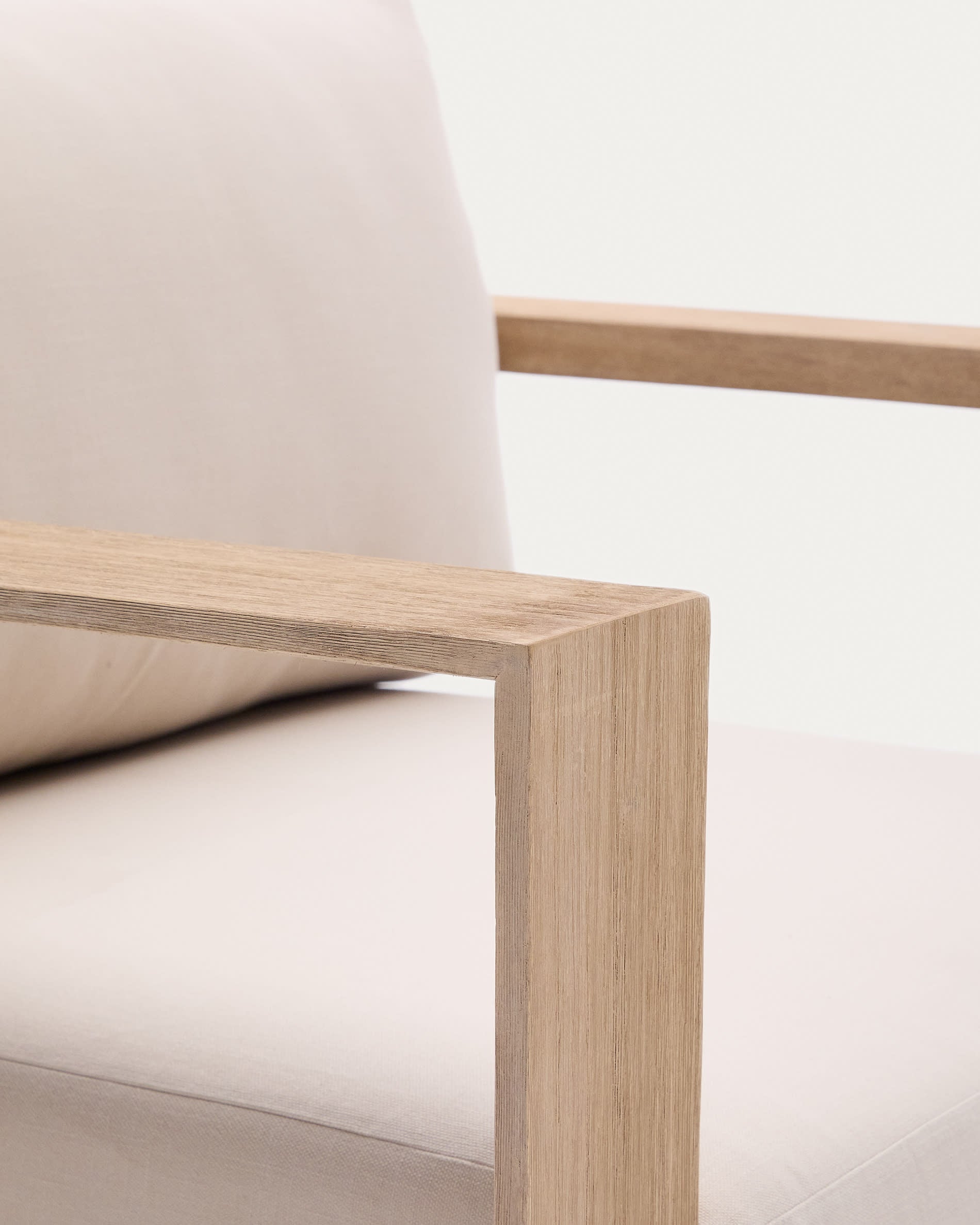 Eleganter Sessel Ambra aus massivem Akazienholz mit klarem Finish von Kave Home. Modernes Design und erstklassige Qualität.