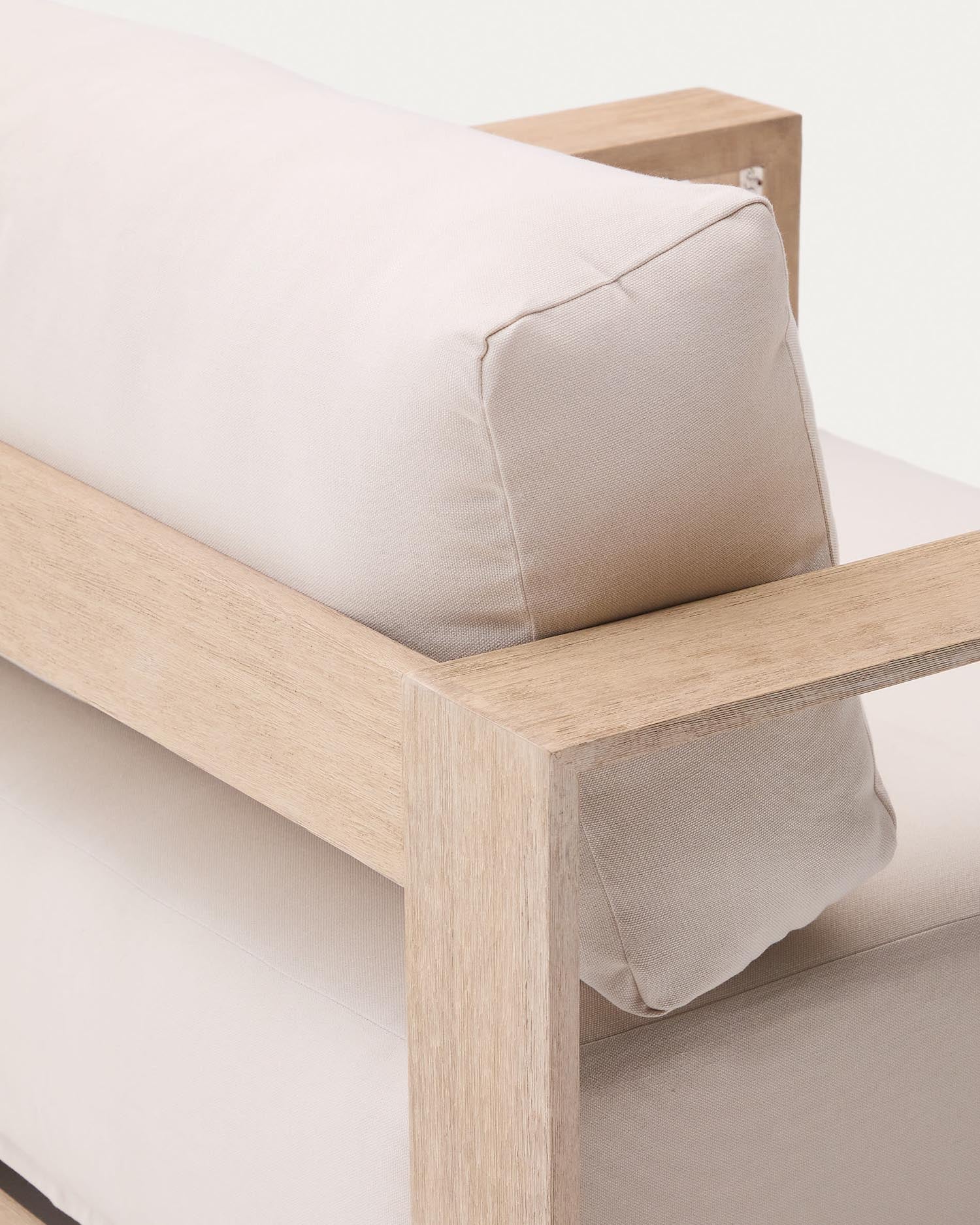 Stilvoller Sessel Ambra aus Akazienholz mit klarem Finish von Kave Home. Hochwertige Verarbeitung und modernes Design.
