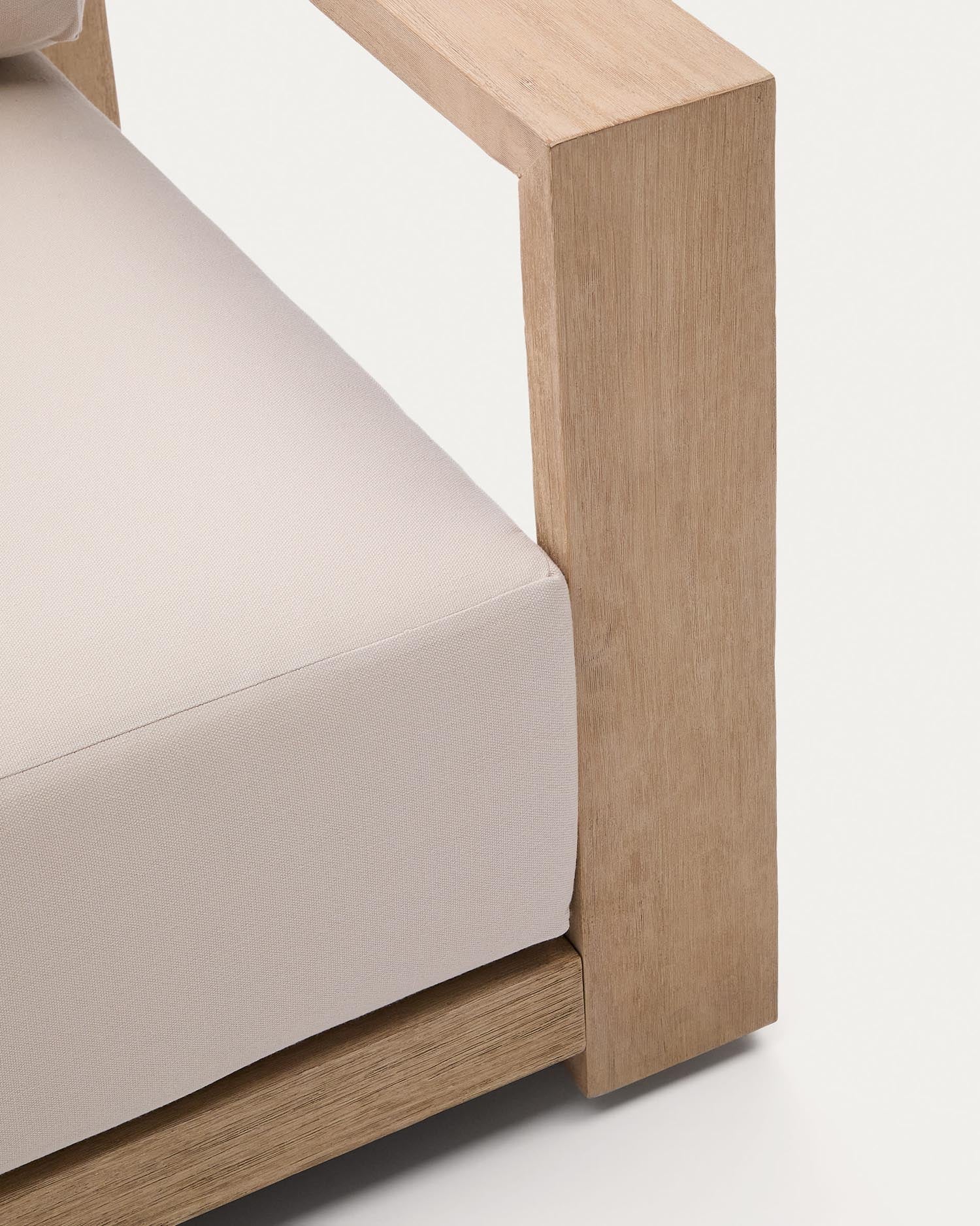 Sessel Ambra aus Akazienholz mit klarem Finish von Kave Home. Hochwertige Verarbeitung und stilvolles, modernes Design.