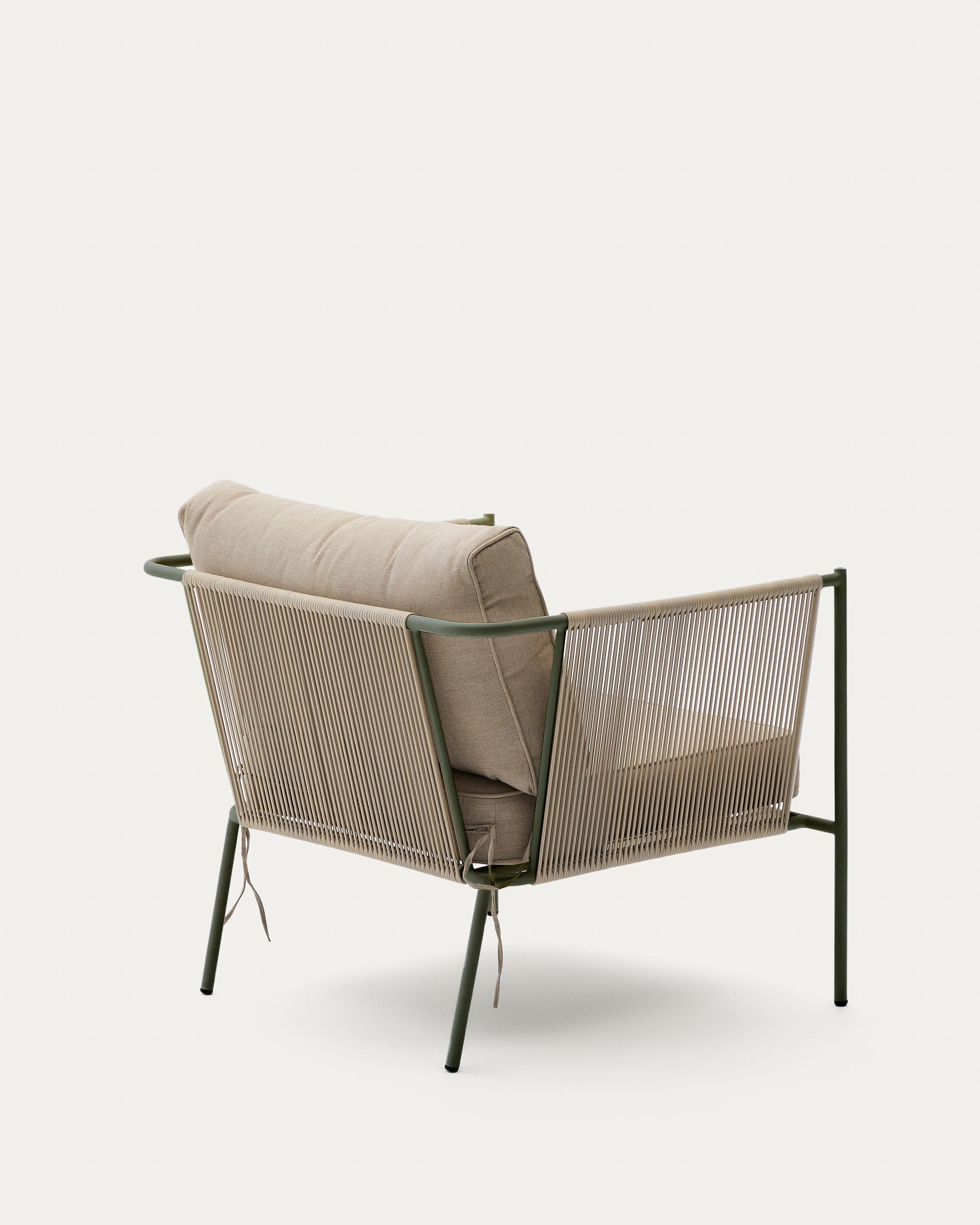 Moderner Outdoor-Sessel Zivia mit écrufarbenem Seil und grünem Stahlgestell, ideal für stilvolle Außenbereiche.
