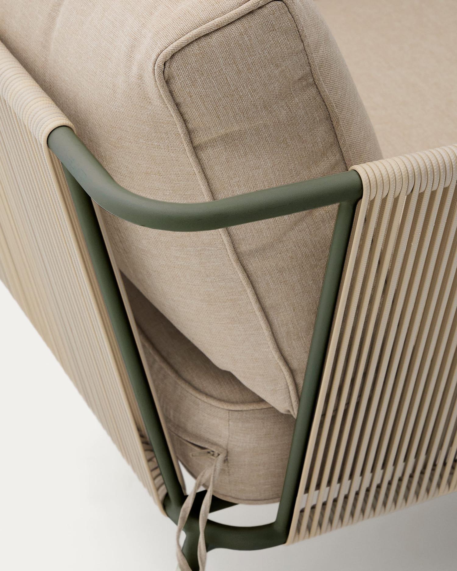 Moderner Outdoor-Sessel Zivia mit écrufarbenem Seil und grünem Stahl, ideal für stilvolle Terrassen und Außenbereiche.