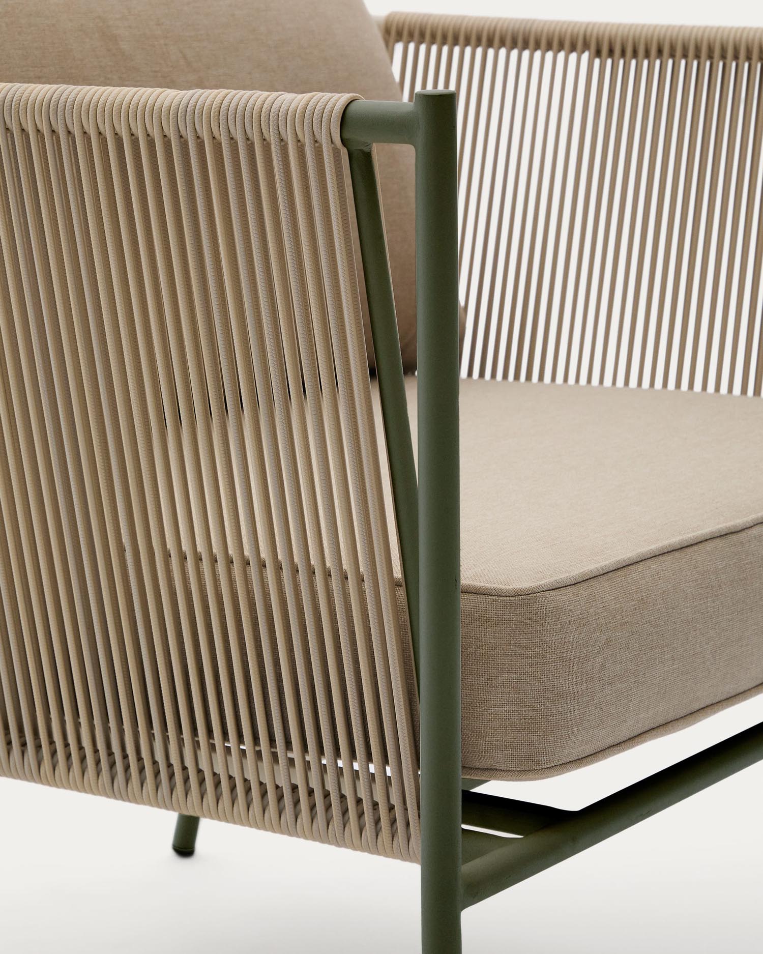 Moderner Outdoor-Sessel Zivia mit écrufarbenem Seil und grünem Stahl, ideal für stilvolle Terrassen und Außenbereiche.